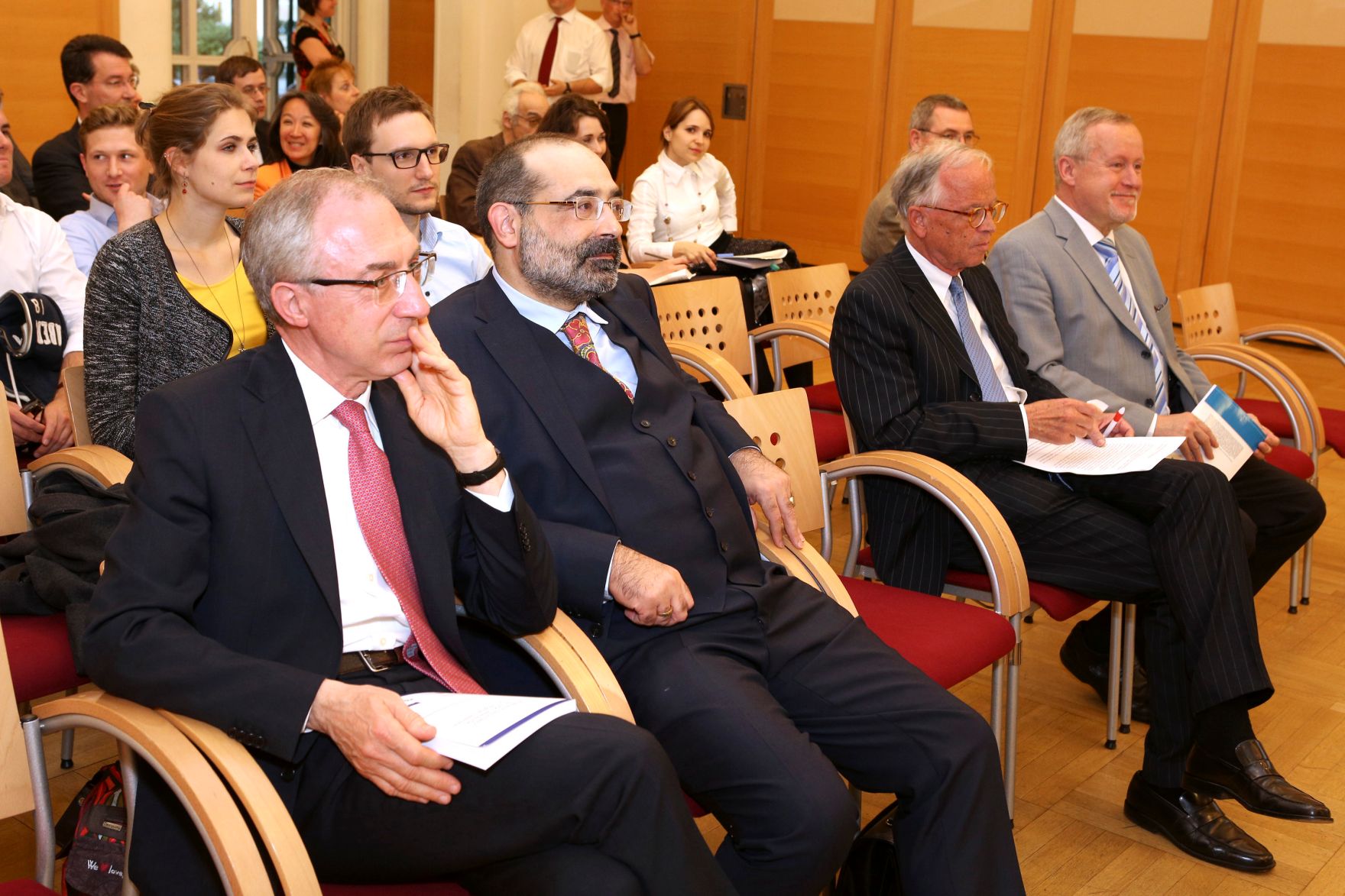 Im Rahmen der EuDEM 2015 fand am Abend des 27. April 2015 eine &ouml;ffentliche Podiumsdiskussion zum Thema &bdquo;Values &ndash; Providing Stability in Times of Crisis?&ldquo; statt. Blick ins Publikum. Im Vordergrund (v.l.n.r.) Zardi, Priv.-Doz. Balthasar, Bundesminister a. D. Fasslabend.
