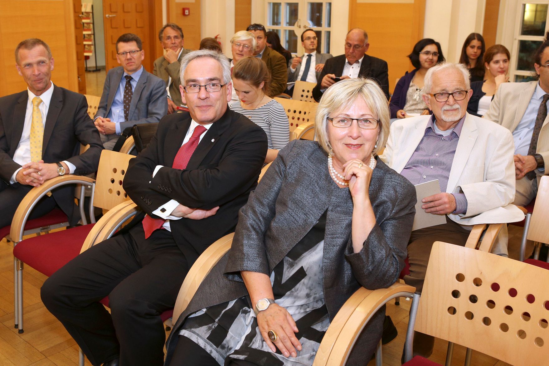 Im Rahmen der EuDEM 2015 fand am Abend des 27. April 2015 eine &ouml;ffentliche Podiumsdiskussion zum Thema &bdquo;Values &ndash; Providing Stability in Times of Crisis?&ldquo; statt. Blick ins Publikum. In der ersten Reihe (v.l.n.r.) Brigadier Feichtinger, Gesandter Fischer, MEP a. D. Lichtenberger. In der zweiten Reihe links Prof. Hansen.