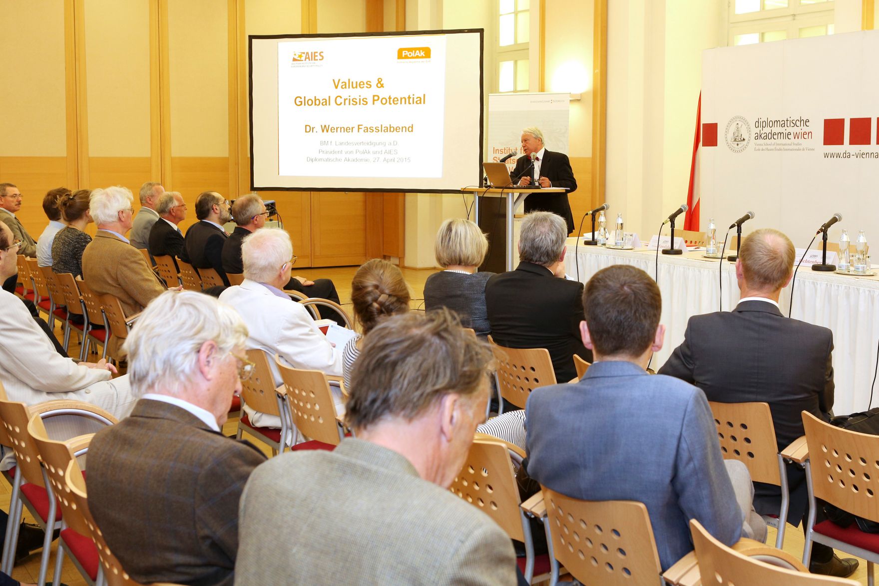 Im Rahmen der EuDEM 2015 fand am Abend des 27. April 2015 eine &ouml;ffentliche Podiumsdiskussion zum Thema &bdquo;Values &ndash; Providing Stability in Times of Crisis?&ldquo; statt. Im Bild Staatssekret&auml;r a. D. Winkler, Hausherr und Moderator, bei der Begr&uuml;&szlig;ung.
