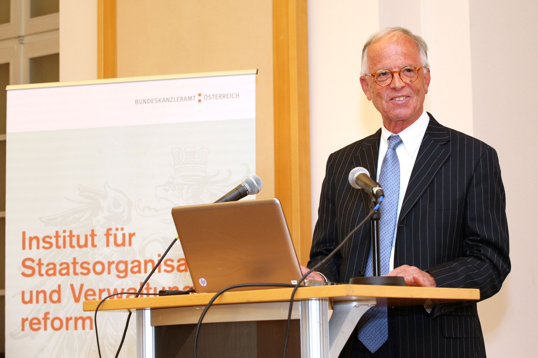 Im Rahmen der EuDEM 2015 fand am Abend des 27. April 2015 eine &ouml;ffentliche Podiumsdiskussion zum Thema &bdquo;Values &ndash; Providing Stability in Times of Crisis?&ldquo; statt. Im Bild Bundesminister a. D. Fasslabend bei seiner Pr&auml;sentation.