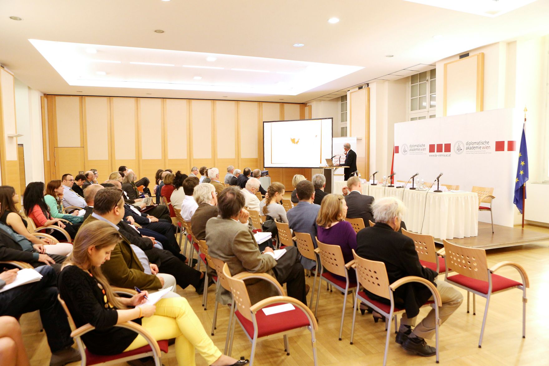 Podiumsdiskussion zum Thema &bdquo;Values &ndash; Providing Stability in Times of Crisis?&ldquo; statt. Blick ins Publikum.