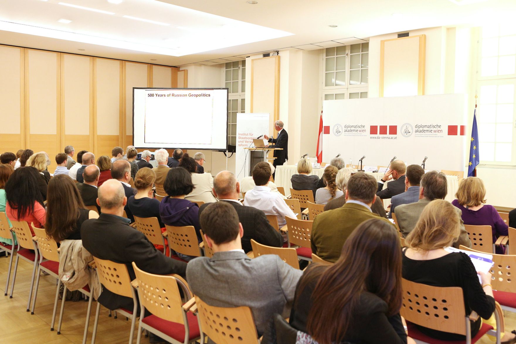 Im Rahmen der EuDEM 2015 fand am Abend des 27. April 2015 eine &ouml;ffentliche Podiumsdiskussion zum Thema &bdquo;Values &ndash; Providing Stability in Times of Crisis?&ldquo; statt. Blick ins Publikum.