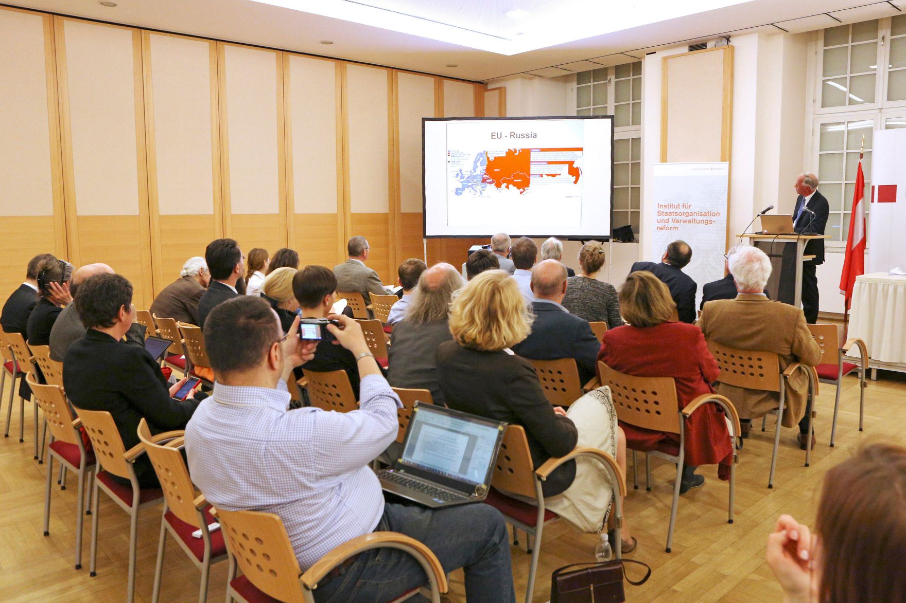 Im Rahmen der EuDEM 2015 fand am Abend des 27. April 2015 eine &ouml;ffentliche Podiumsdiskussion zum Thema &bdquo;Values &ndash; Providing Stability in Times of Crisis?&ldquo; statt. Im Bild Bundesminister a. D. Fasslabend bei seiner Pr&auml;sentation.