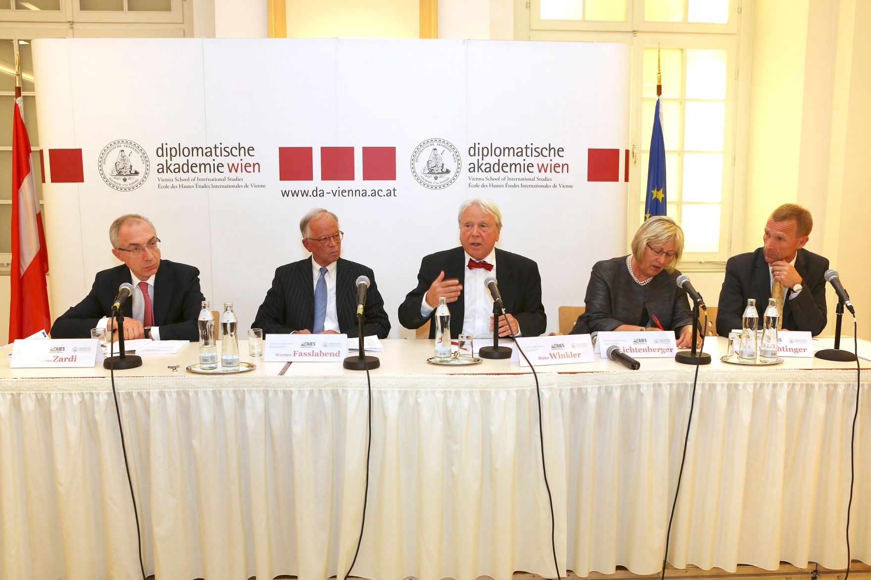 Im Rahmen der EuDEM 2015 fand am Abend des 27. April 2015 eine &ouml;ffentliche Podiumsdiskussion zum Thema &bdquo;Values &ndash; Providing Stability in Times of Crisis?&ldquo; statt. Am Podium (v.l.n.r.) Zardi, Bundesminister a. D. Fasslabend, Staatssekret&auml;r a. D. Winkler, MEP a. D. Lichtenberger, Brigadier Feichtinger.