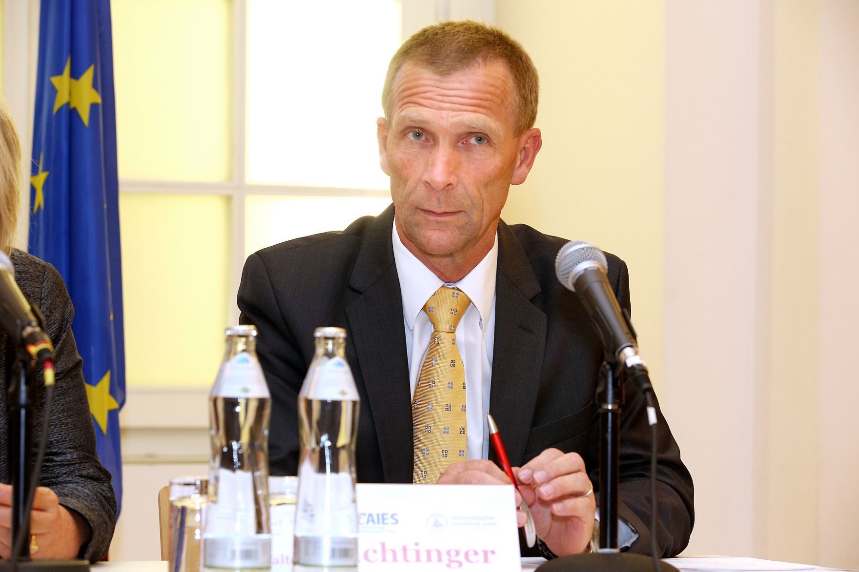 Im Rahmen der EuDEM 2015 fand am Abend des 27. April 2015 eine &ouml;ffentliche Podiumsdiskussion zum Thema &bdquo;Values &ndash; Providing Stability in Times of Crisis?&ldquo; statt. Im Bild Brigadier Feichtinger.