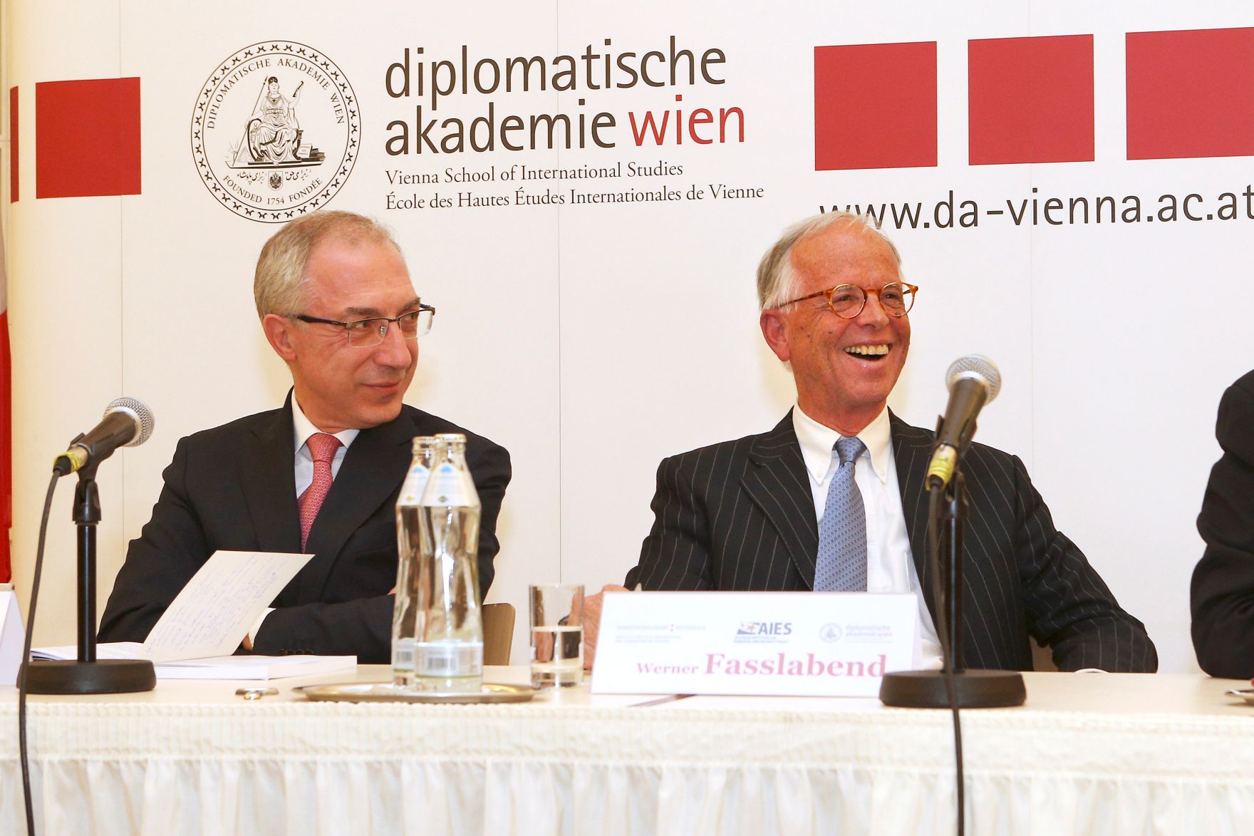 Im Rahmen der EuDEM 2015 fand am Abend des 27. April 2015 eine &ouml;ffentliche Podiumsdiskussion zum Thema &bdquo;Values &ndash; Providing Stability in Times of Crisis?&ldquo; statt. Im Bild Zardi (l.) und Bundesminister a. D. Fasslabend (r.).
