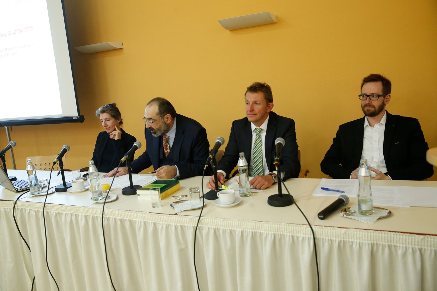 Am 27. und 28. April 2015 fand in der Diplomatischen Akademie Wien die Conference on European Democracy (EuDEM) 2015 statt. Am Podium von links nach rechts: Prof. Wendehorst, Priv.-Doz. Balthasar, Prof. Schr&ouml;der, Dr. Jakab.