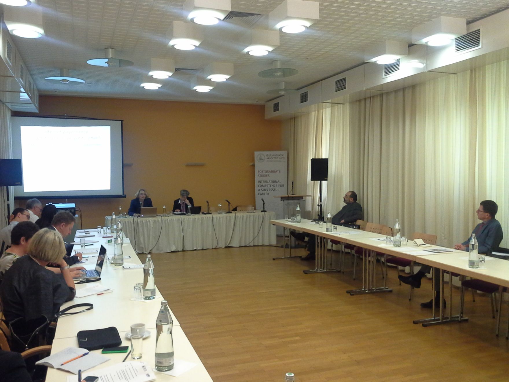 Am 27. und 28. April 2015 fand in der Diplomatischen Akademie Wien die Conference on European Democracy (EuDEM) 2015 statt. Blick auf das Podium. Am Podium Dr. Kulesza (l.) und Prof. Sully (r.). Ganz rechts: Prof. Hansen, der erste Vortragende des dritten Panels.