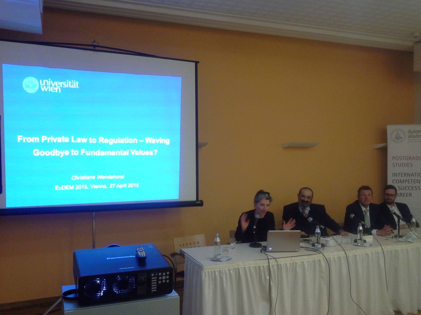 Am 27. und 28. April 2015 fand in der Diplomatischen Akademie Wien die Conference on European Democracy (EuDEM) 2015 statt. Am Podium von links nach rechts: Prof. Wendehorst bei ihrer Pr&auml;sentation, Priv.-Doz. Balthasar, Prof. Schr&ouml;der, Dr. Jakab.