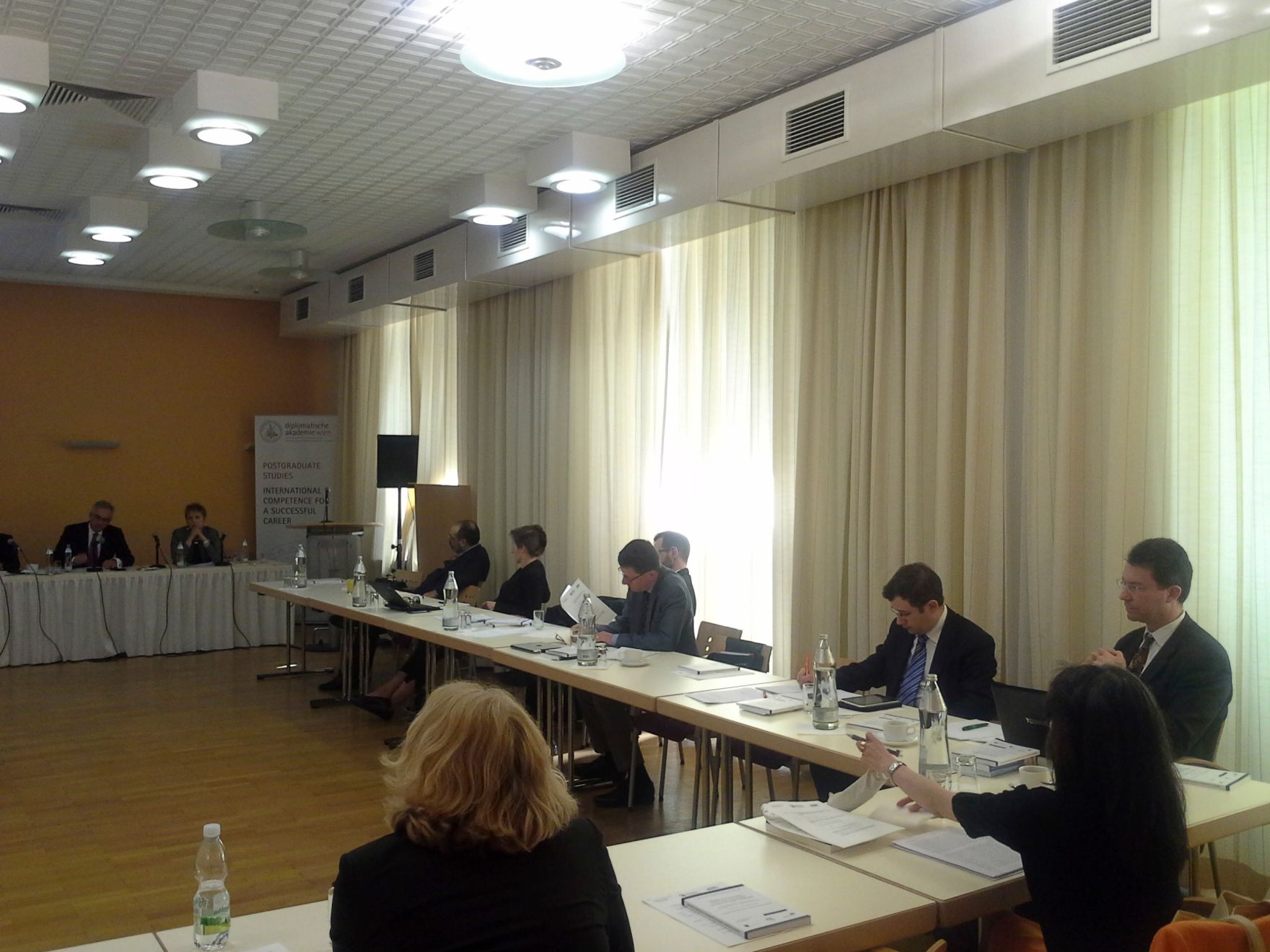 Am 27. und 28. April 2015 fand in der Diplomatischen Akademie Wien die Conference on European Democracy (EuDEM) 2015 statt. Blick ins Publikum. Am Podium: Gesandter Fischer (l.), Prof. &Scaron;i&scaron;kov&aacute; (r.).