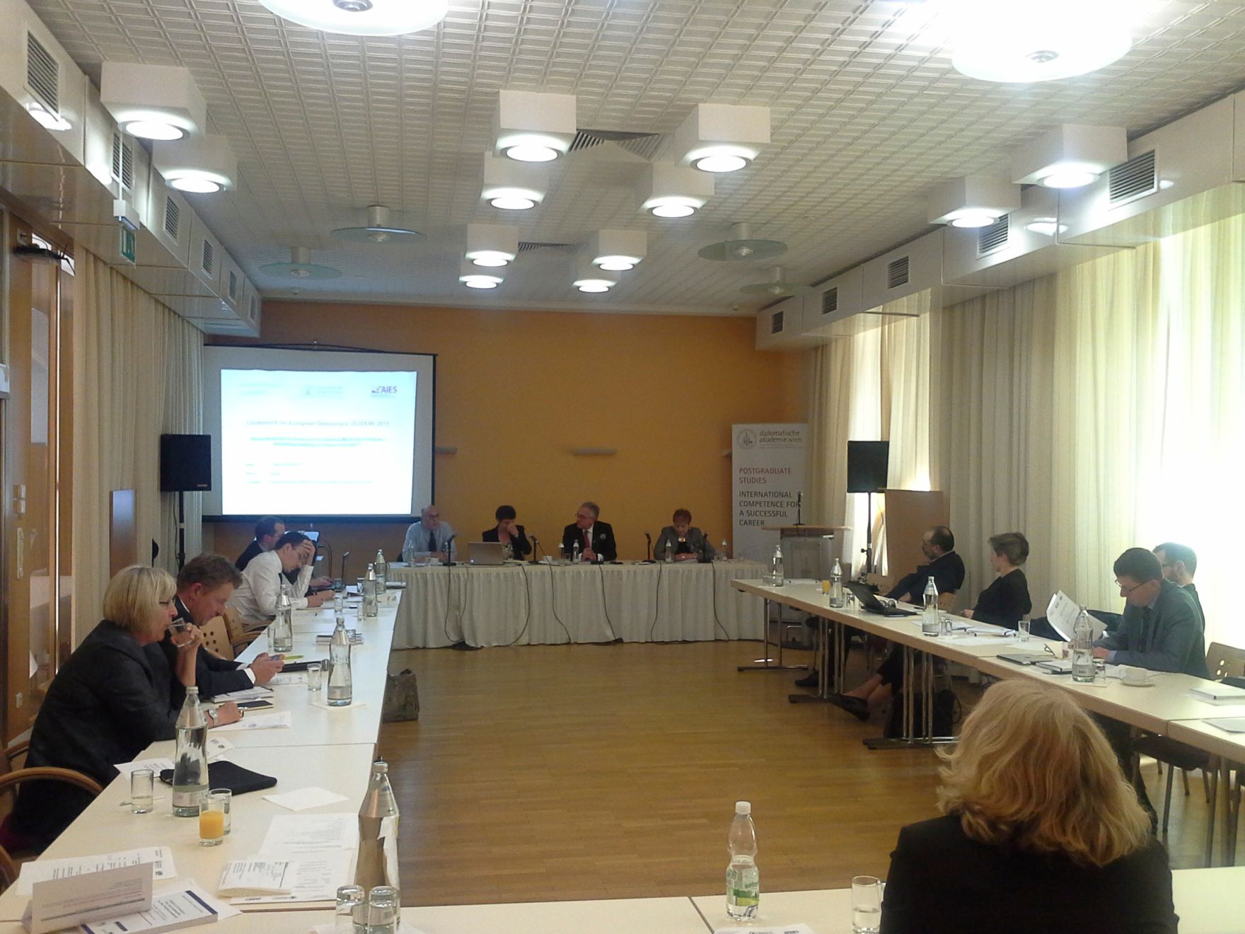 Am 27. und 28. April 2015 fand in der Diplomatischen Akademie Wien die Conference on European Democracy (EuDEM) 2015 statt. Blick auf das Podium; von links nach rechts: Prof. Hacke, Dr. Kempin, Gesandter Fischer, Prof. &Scaron;i&scaron;kov&aacute;. Vorne links: MEP a. D. Lichtenberger.