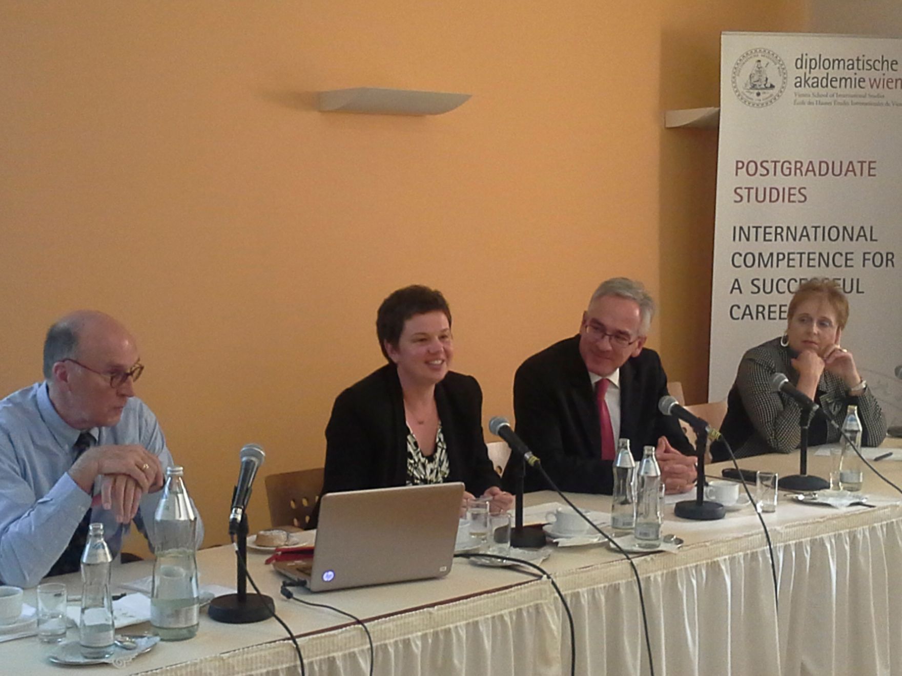 Am 27. und 28. April 2015 fand in der Diplomatischen Akademie Wien die Conference on European Democracy (EuDEM) 2015 statt. Am Podium von links nach rechts: Prof. Hacke, Dr. Kempin bei der Pr&auml;sentation, Gesandter Fischer, Prof. &Scaron;i&scaron;kov&aacute;.