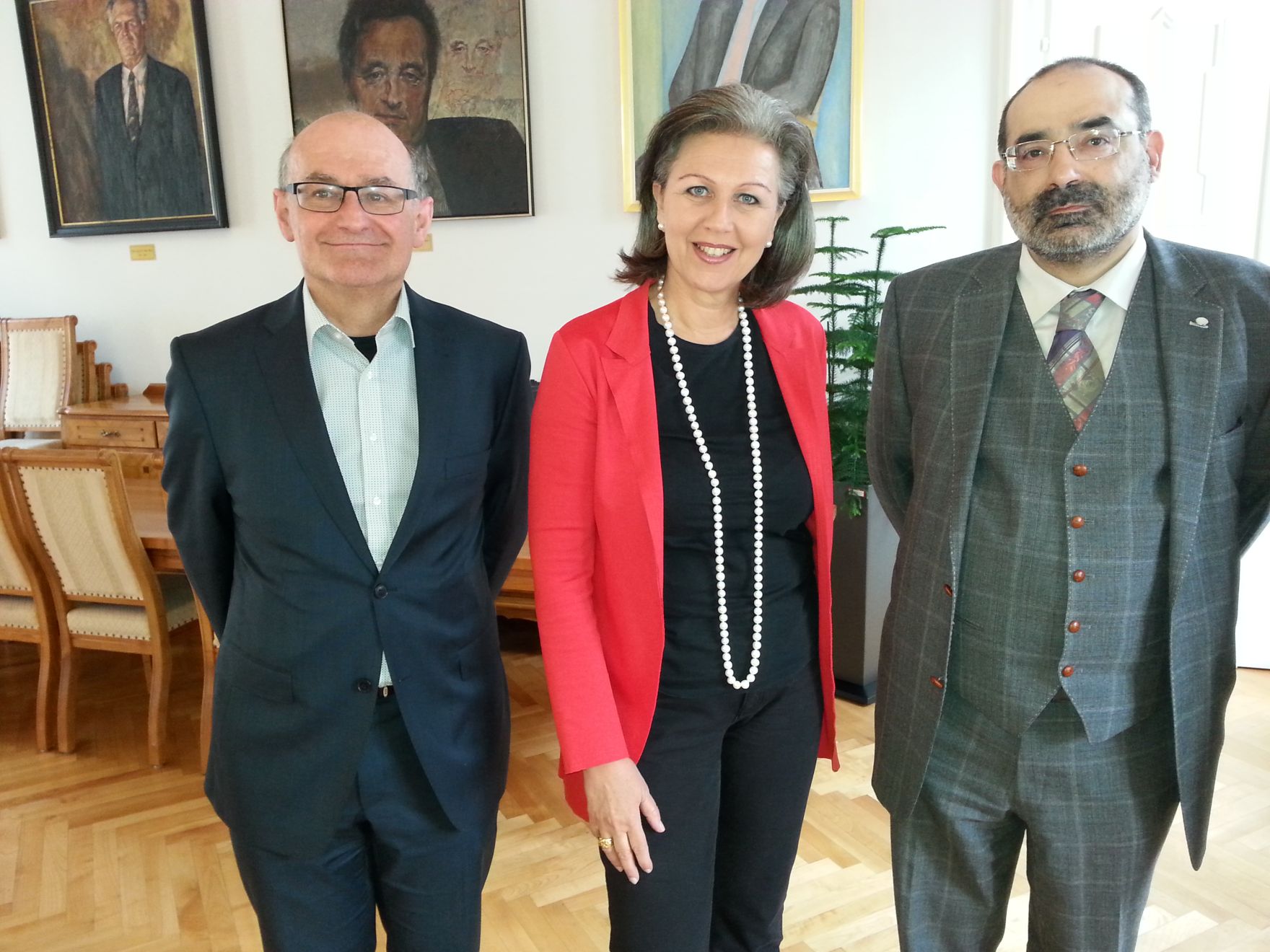 Am 27. Mai 2015 fand die Pr&auml;sentation des Buches &bdquo;Effiziente Regierungsorganisation - Das Reformvorhaben &quot;Amt der Bundesregierung&quot; im internationalen Vergleich&ldquo; im Alten Landhaus Innsbruck statt. Im Bild (v.l.n.r.) Prof. Peter Bu&szlig;j&auml;ger, Landesr&auml;tin Patrizia Zoller-Frischauf und Priv.-Doz. Alexander Balthasar.