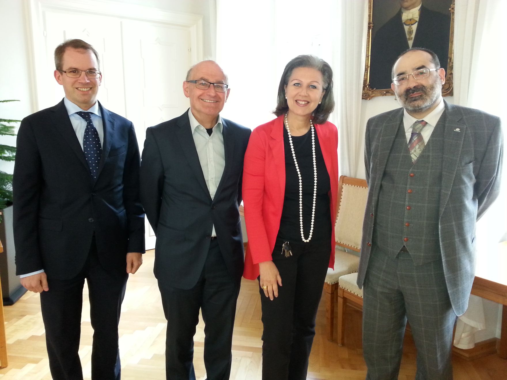 Am 27. Mai 2015 fand die Pr&auml;sentation des Buches &bdquo;Effiziente Regierungsorganisation - Das Reformvorhaben &quot;Amt der Bundesregierung&quot; im internationalen Vergleich&ldquo; im Alten Landhaus Innsbruck statt. Im Bild (v.l.n.r.) Dr. Christian Ranacher, Leiter des Verfassungsdienstes im Amt der Tiroler Landesregierung, Prof. Peter Bu&szlig;j&auml;ger, Landesr&auml;tin Patrizia Zoller-Frischauf, Priv.-Doz. Alexander Balthasar.