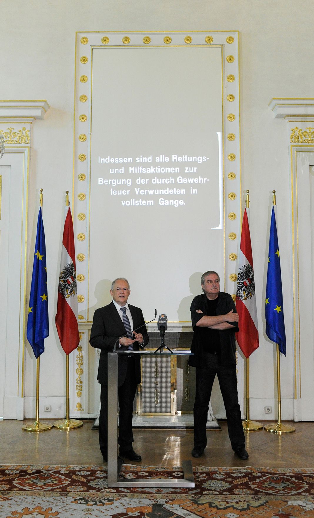 Am 8. Juni 2015 fand im Bundeskanzleramt das Pre-Opening der Ausstellung &quot;Idee Europa - 200 Jahre Wiener Kongress&quot; statt. Im Bild Sektionschef Manfred Matzka (l.) mit dem Generaldirektor des &Ouml;sterreichischen Staatsarchivs Wolfgang Maderthaner (r.).