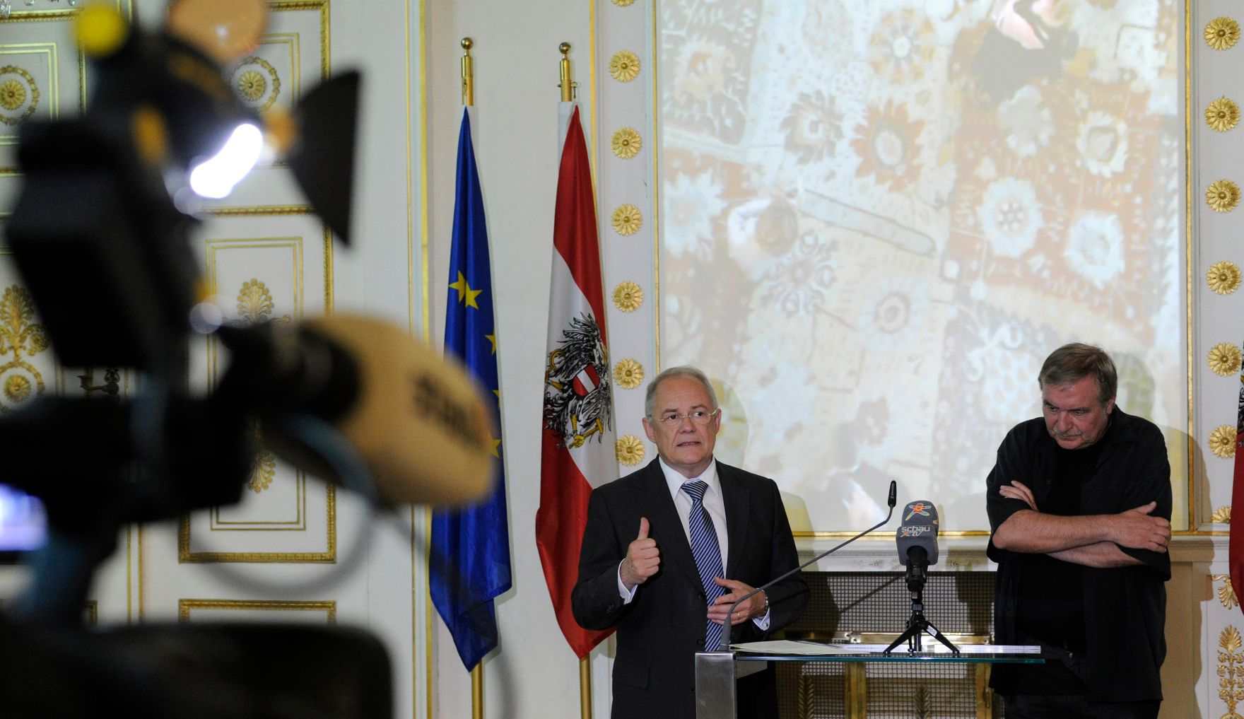 Am 8. Juni 2015 fand im Bundeskanzleramt das Pre-Opening der Ausstellung &quot;Idee Europa - 200 Jahre Wiener Kongress&quot; statt. Im Bild Sektionschef Manfred Matzka (l.) mit dem Generaldirektor des &Ouml;sterreichischen Staatsarchivs Wolfgang Maderthaner (r.).