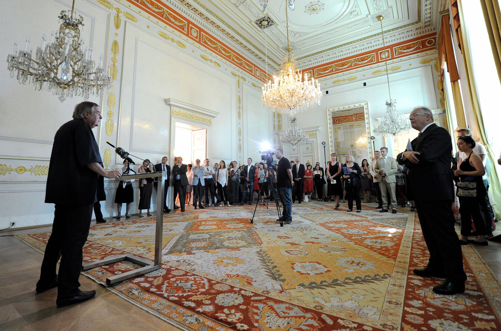 Am 8. Juni 2015 fand im Bundeskanzleramt das Pre-Opening der Ausstellung &quot;Idee Europa - 200 Jahre Wiener Kongress&quot; statt. Im Bild der Generaldirektor des &Ouml;sterreichischen Staatsarchivs Wolfgang Maderthaner (l.) und Sektionschef Manfred Matzka (r.).