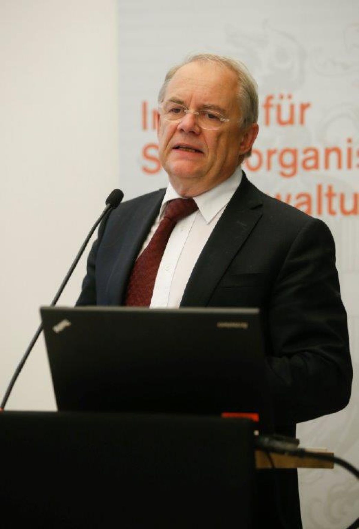 Am 13. Oktober 2015 fand auf der Wirtschaftsuniversit&auml;t Wien, in Kooperation mit ELSA-WU, eine Veranstaltung zum Thema &quot;Die Verwaltung als Arbeitgeber&quot; statt. Im Bild Sektionschef Dr. Matzka bei seiner Pr&auml;sentation.