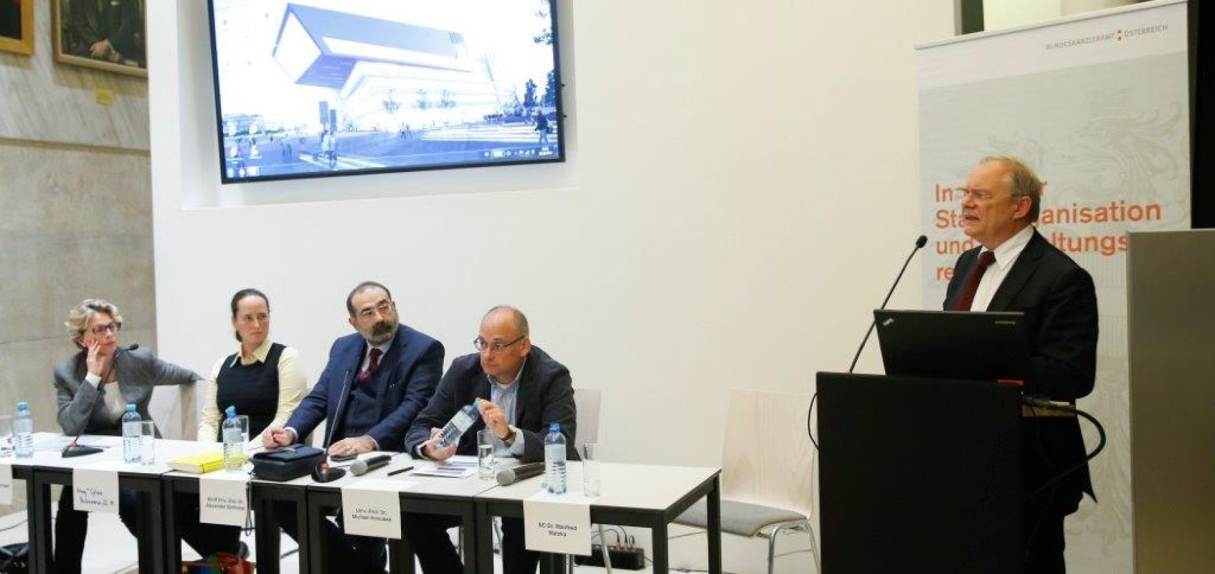 Am 13. Oktober 2015 fand auf der Wirtschaftsuniversit&auml;t Wien, in Kooperation mit ELSA-WU, eine Veranstaltung zum Thema &quot;Die Verwaltung als Arbeitgeber&quot; statt. Am Rednerpult: Sektionschef Dr. Matzka; am Podium (v.l.n.r.) Bereichsdirektorin Dr. Schmied, Mag. Bukovacz, Priv.-Doz. Balthasar, Prof. Holoubek.