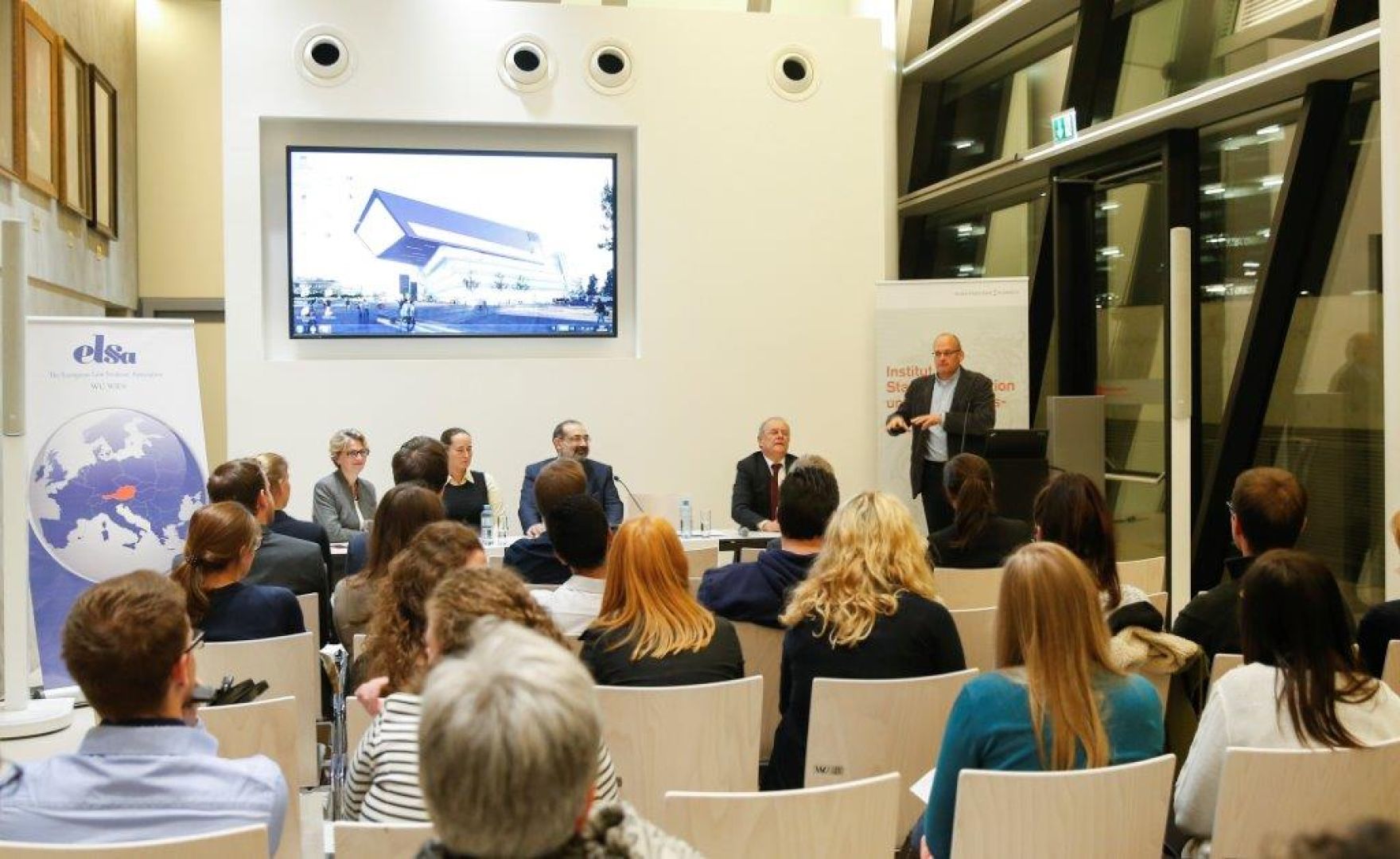 Am 13. Oktober 2015 fand auf der Wirtschaftsuniversit&auml;t Wien, in Kooperation mit ELSA-WU, eine Veranstaltung zum Thema &quot;Die Verwaltung als Arbeitgeber&quot; statt. Blick aus dem Publikum; am Rednerpult: Prof. Holoubek, am Podium (v.l.n.r.) Bereichsdirektorin Dr. Schmied, Mag. Bukovacz, Priv.-Doz. Balthasar, Sektionschef Dr. Matzka.