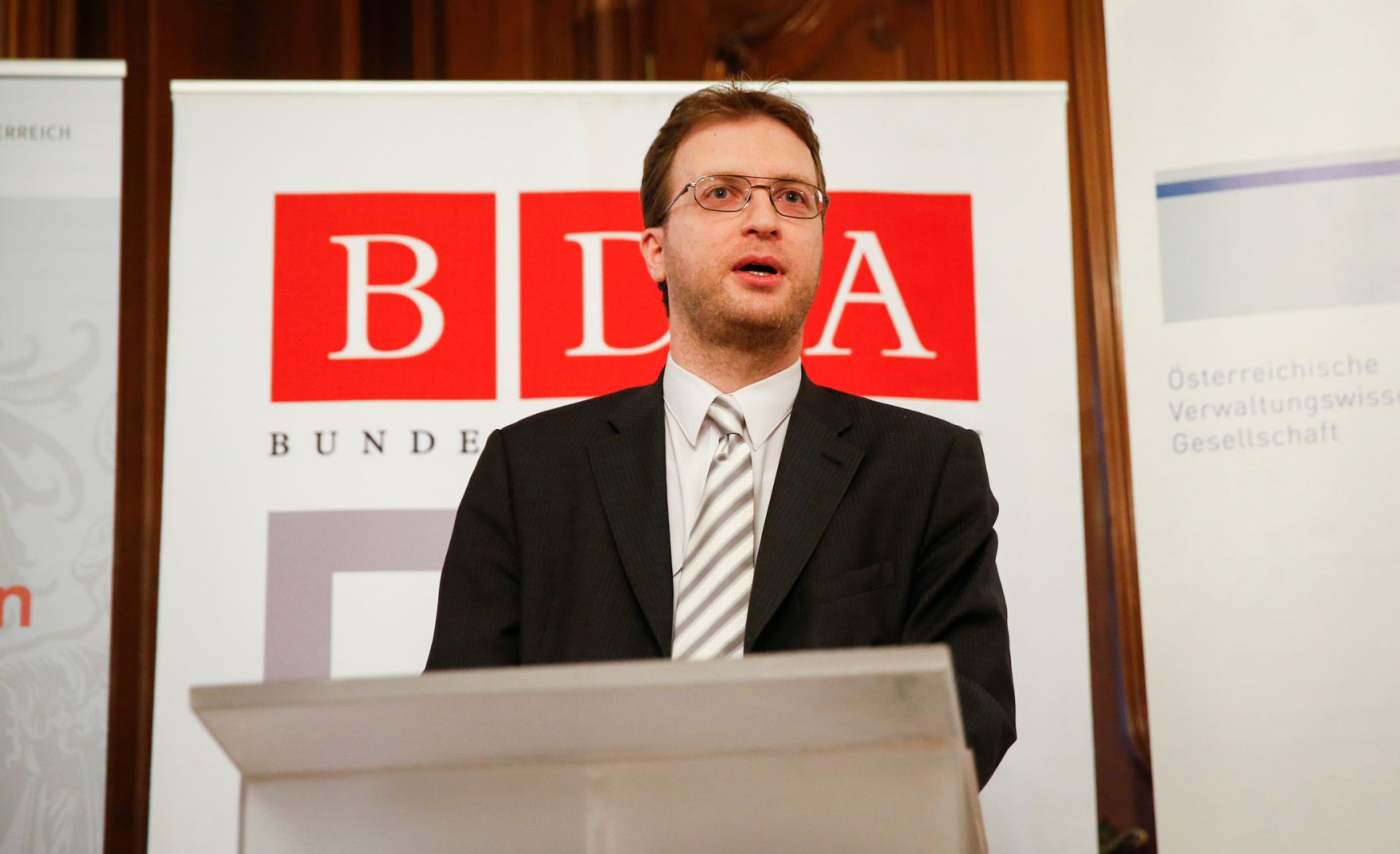 Am 11. Dezember 2015 fand, in Kooperation mit der &Ouml;sterreichischen Verwaltungswissenschaftlichen Gesellschaft (&Ouml;VG), im Ahnensaal des Bundesdenkmalamtes eine Verwaltungswissenschaftliche Matin&eacute;e aus Anlass des bevorstehenden Ruhestandes von Sektionschef Dr. Manfred Matzka, Pr&auml;sident der &Ouml;VG, als Pr&auml;sidialchef des Bundeskanzleramtes statt. Im Bild Gregor Wenda, Generalsekret&auml;r der &Ouml;VG, bei seinen Geleitworten.