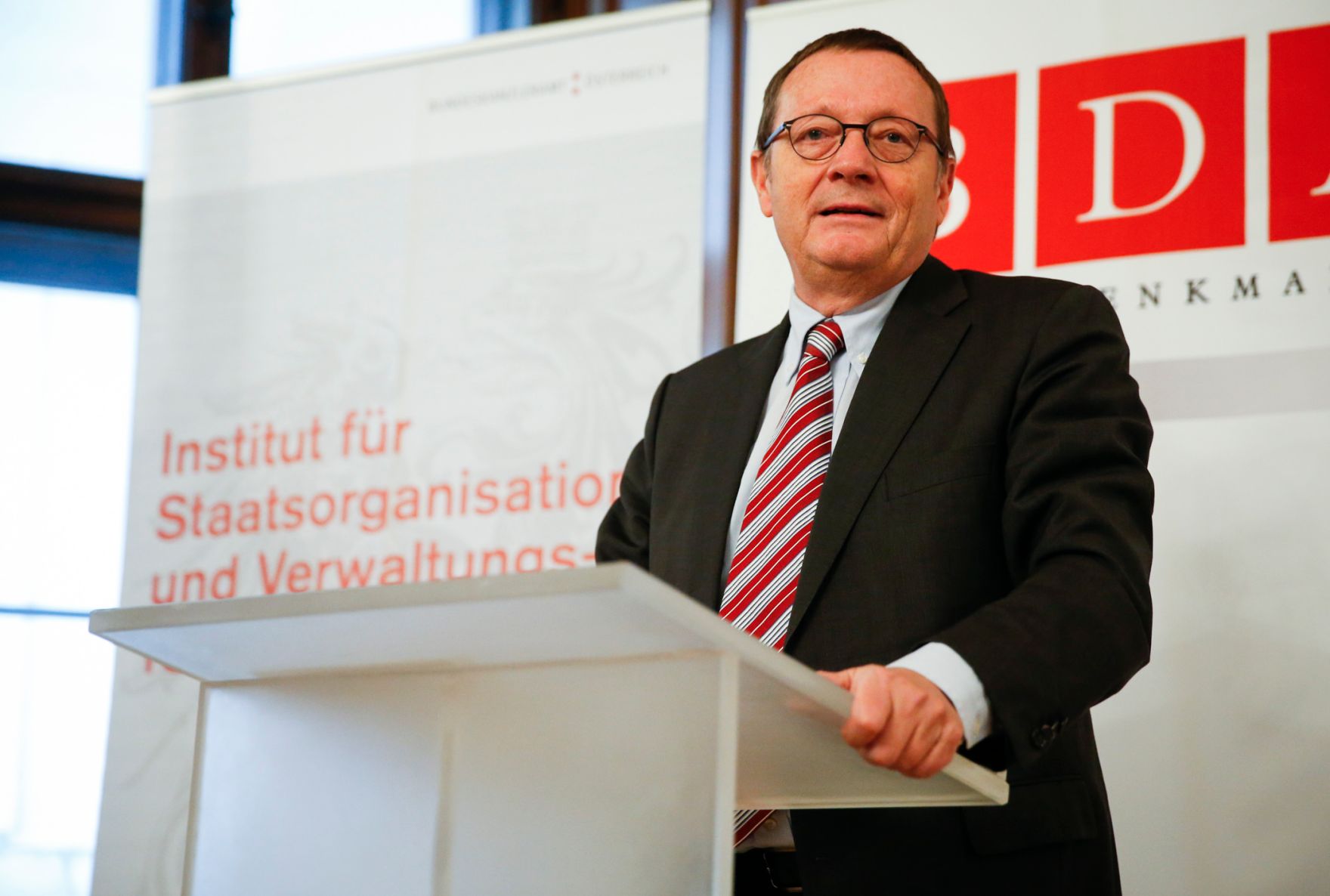 Am 11. Dezember 2015 fand, in Kooperation mit der &Ouml;sterreichischen Verwaltungswissenschaftlichen Gesellschaft (&Ouml;VG), im Ahnensaal des Bundesdenkmalamtes eine Verwaltungswissenschaftliche Matin&eacute;e aus Anlass des bevorstehenden Ruhestandes von Sektionschef Dr. Manfred Matzka, Pr&auml;sident der &Ouml;VG, als Pr&auml;sidialchef des Bundeskanzleramtes statt. Im Bild Prof. Werner Jann bei seinem Vortag.