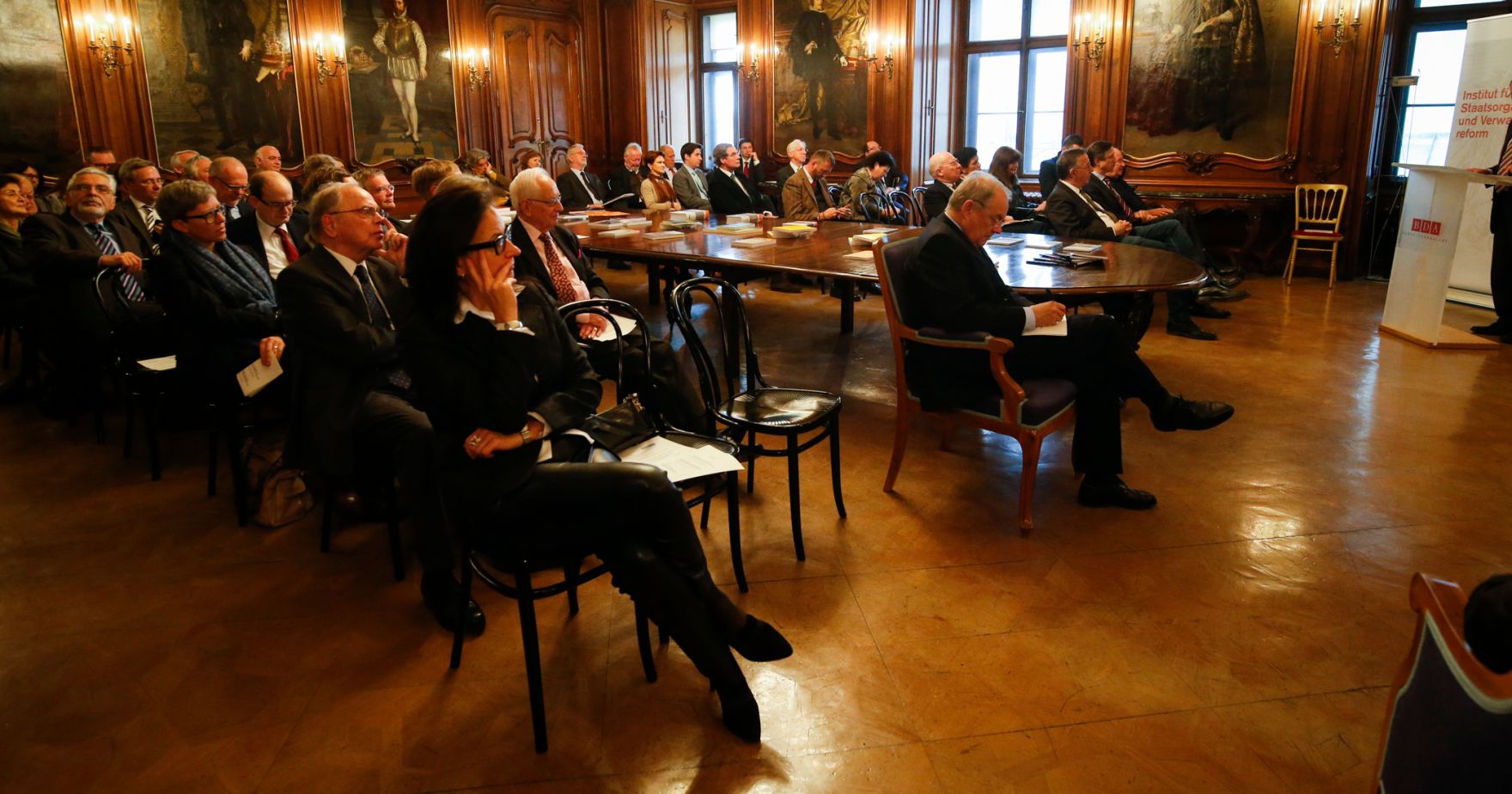 Am 11. Dezember 2015 fand, in Kooperation mit der &Ouml;sterreichischen Verwaltungswissenschaftlichen Gesellschaft (&Ouml;VG), im Ahnensaal des Bundesdenkmalamtes eine Verwaltungswissenschaftliche Matin&eacute;e aus Anlass des bevorstehenden Ruhestandes von Sektionschef Dr. Manfred Matzka, Pr&auml;sident der &Ouml;VG, als Pr&auml;sidialchef des Bundeskanzleramtes statt. Blick ins Publikum; in der Mitte der Jubilar, links ua Prof. Ludwig Adamovich, ehem. Pr&auml;sident des VfGH, und Vizepr&auml;sidentin des VwGH Dr. Anna Sporrer.