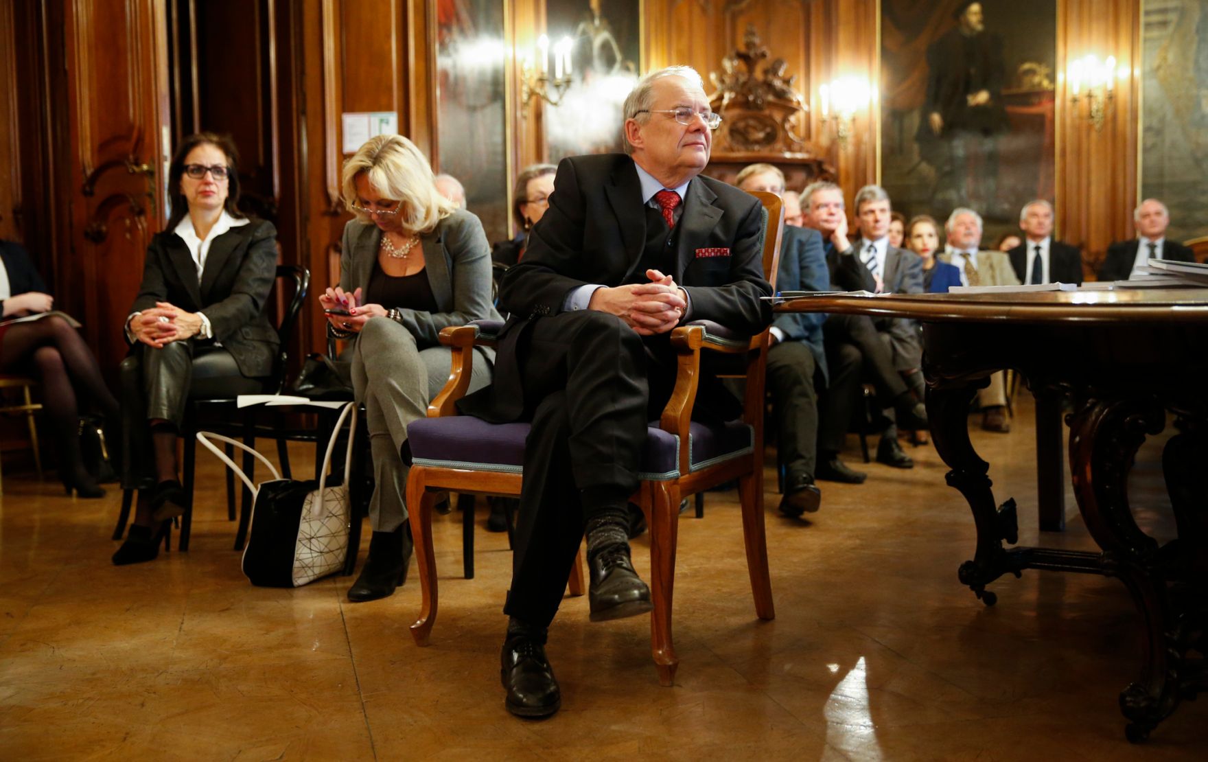 Am 11. Dezember 2015 fand, in Kooperation mit der &Ouml;sterreichischen Verwaltungswissenschaftlichen Gesellschaft (&Ouml;VG), im Ahnensaal des Bundesdenkmalamtes eine Verwaltungswissenschaftliche Matin&eacute;e aus Anlass des bevorstehenden Ruhestandes von Sektionschef Dr. Manfred Matzka, Pr&auml;sident der &Ouml;VG, als Pr&auml;sidialchef des Bundeskanzleramtes statt. Blick ins Publikum. In der Mitte der Jubilar, Sektionschef Dr. Manfred Matzka.