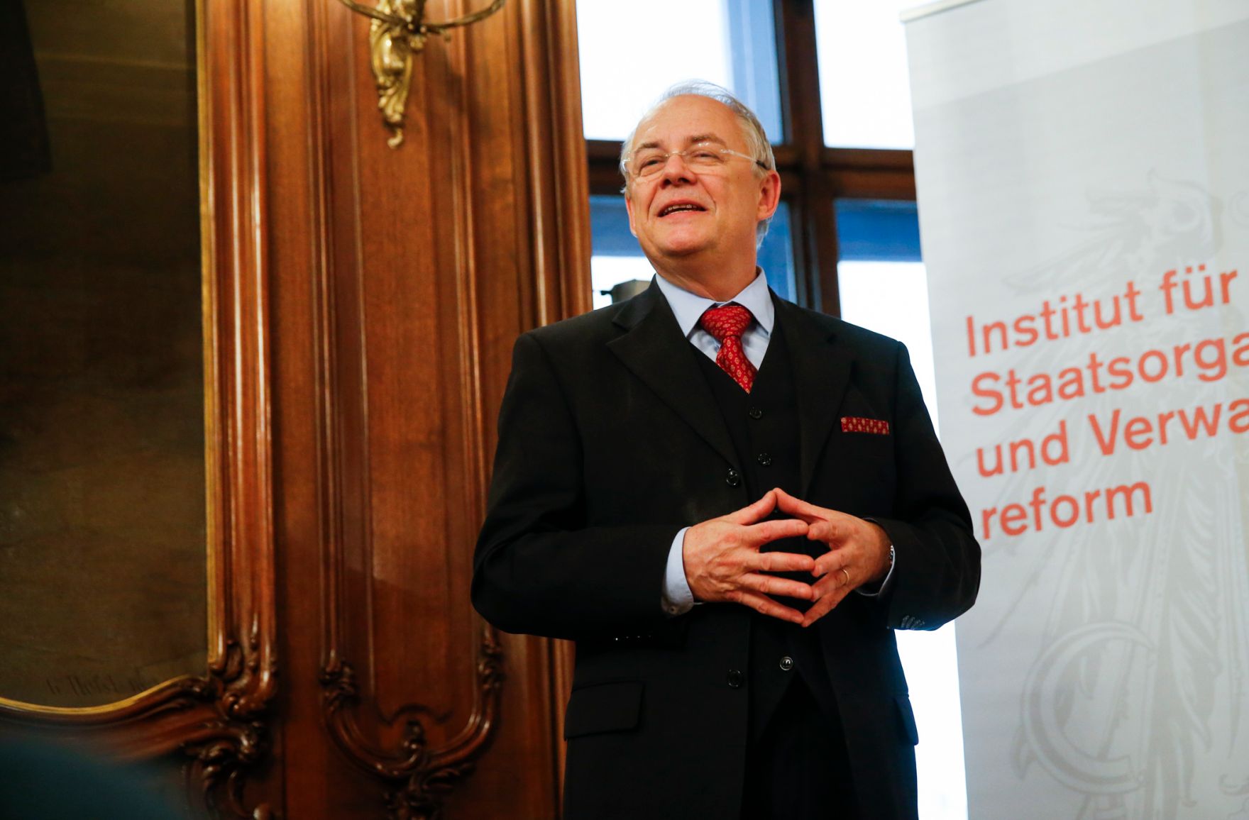 Am 11. Dezember 2015 fand, in Kooperation mit der &Ouml;sterreichischen Verwaltungswissenschaftlichen Gesellschaft (&Ouml;VG), im Ahnensaal des Bundesdenkmalamtes eine Verwaltungswissenschaftliche Matin&eacute;e aus Anlass des bevorstehenden Ruhestandes von Sektionschef Dr. Manfred Matzka, Pr&auml;sident der &Ouml;VG, als Pr&auml;sidialchef des Bundeskanzleramtes statt. Im Bild Sektionschef Dr. Manfred Matzka bei seinen Dankesworten.