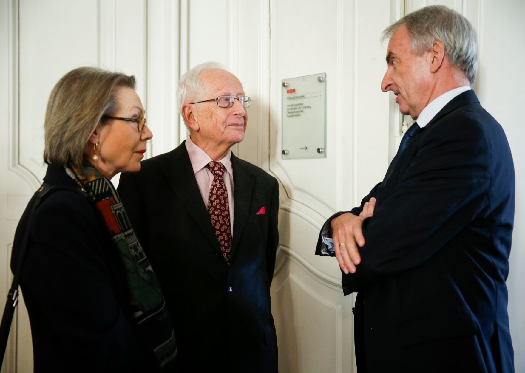 Am 11. Dezember 2015 fand, in Kooperation mit der &Ouml;sterreichischen Verwaltungswissenschaftlichen Gesellschaft (&Ouml;VG), im Ahnensaal des Bundesdenkmalamtes eine Verwaltungswissenschaftliche Matin&eacute;e aus Anlass des bevorstehenden Ruhestandes von Sektionschef Dr. Manfred Matzka, Pr&auml;sident der &Ouml;VG, als Pr&auml;sidialchef des Bundeskanzleramtes statt. Im Bild Prof. Ludwig Adamovich, samt Gattin, im Gespr&auml;ch mit LAD i.R. Dr. Robert Tauber.