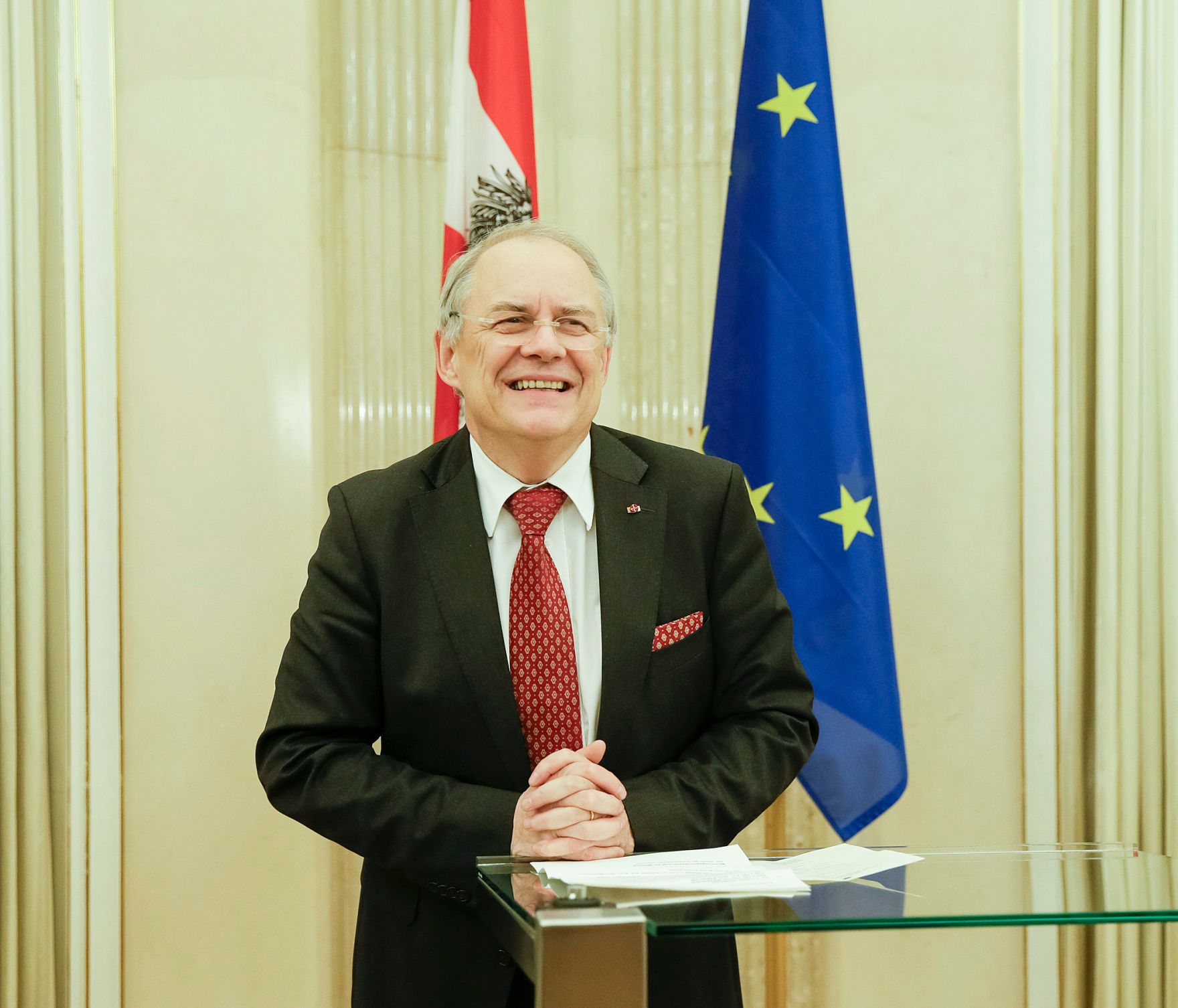 Am 18. Dezember 2015 bestellte der Bundeskanzler Vertreterinnen und Vertreter der Wirtschaft zu Mitgliedern der bei der Bundesanstalt &quot;Statistik &Ouml;sterreich&quot; eingerichteten Wirtschaftskurie. Damit haben sie das Recht, die Bezeichnung &quot;Kommerzialrat f&uuml;r die Statistik&quot; zu f&uuml;hren. Im Bild Sektionschef Manfred Matzka.