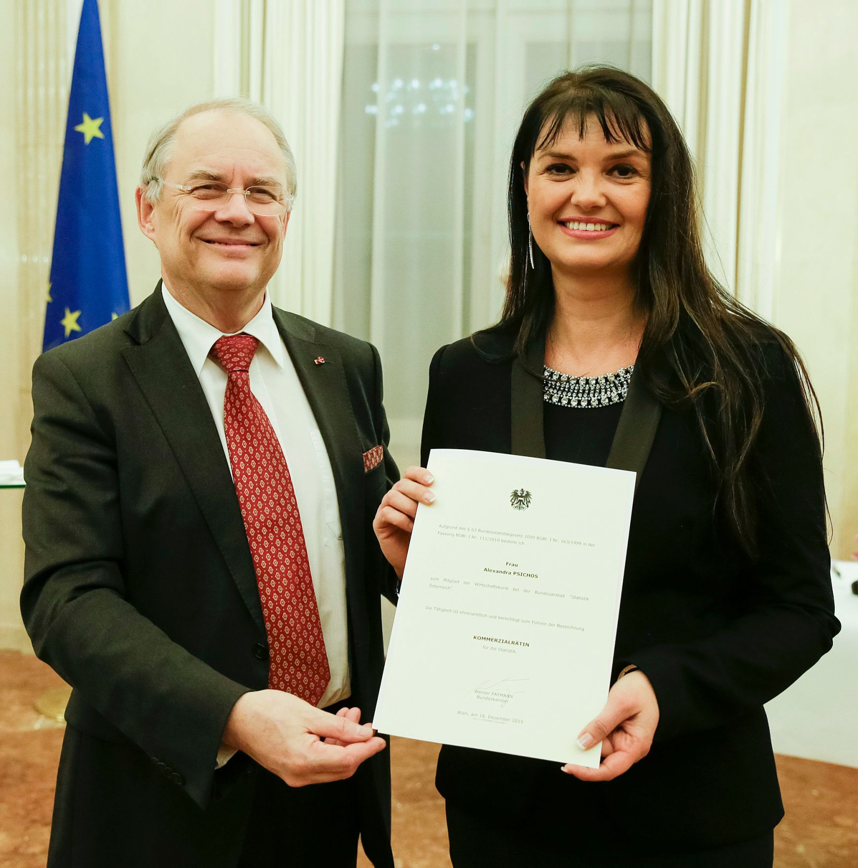 Am 18. Dezember 2015 bestellte der Bundeskanzler Vertreterinnen und Vertreter der Wirtschaft zu Mitgliedern der bei der Bundesanstalt &quot;Statistik &Ouml;sterreich&quot; eingerichteten Wirtschaftskurie. Damit haben sie das Recht, die Bezeichnung &quot;Kommerzialrat f&uuml;r die Statistik&quot; zu f&uuml;hren. Im Bild Sektionschef Manfred Matzka (l.) bei der Dekret&uuml;berreichung an Alexandra Psichos (r.).