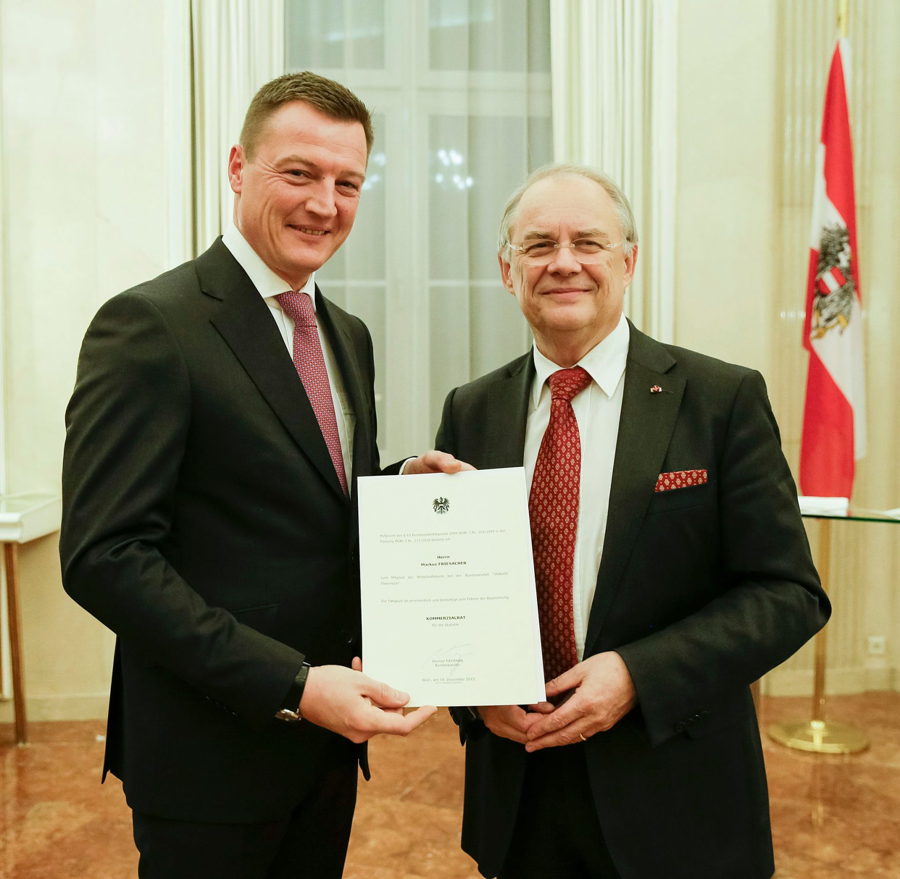 Am 18. Dezember 2015 bestellte der Bundeskanzler Vertreterinnen und Vertreter der Wirtschaft zu Mitgliedern der bei der Bundesanstalt &quot;Statistik &Ouml;sterreich&quot; eingerichteten Wirtschaftskurie. Damit haben sie das Recht, die Bezeichnung &quot;Kommerzialrat f&uuml;r die Statistik&quot; zu f&uuml;hren. Im Bild Sektionschef Manfred Matzka (r.) bei der Dekret&uuml;berreichung an Markus Friesacher (l.).