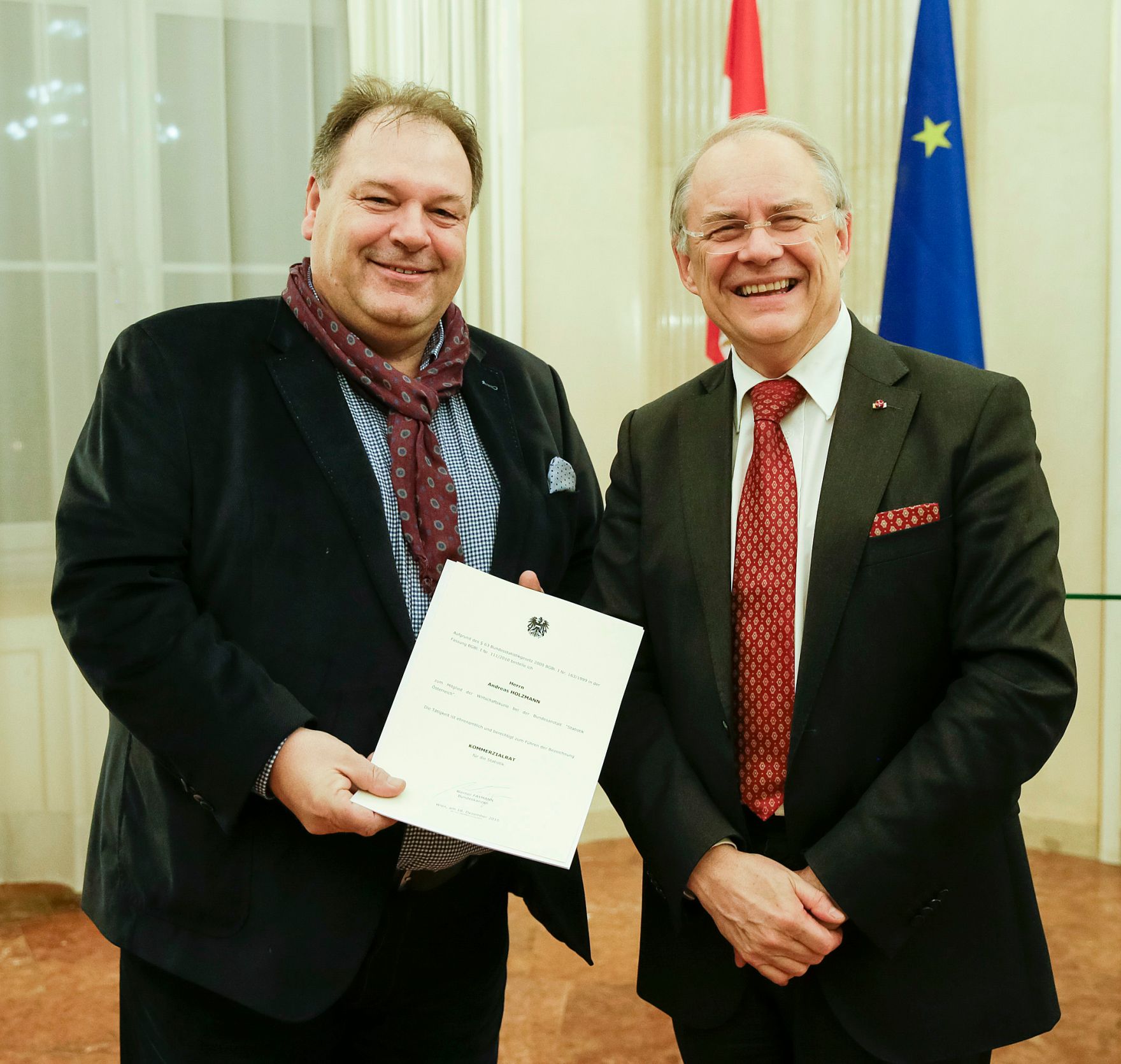 Am 18. Dezember 2015 bestellte der Bundeskanzler Vertreterinnen und Vertreter der Wirtschaft zu Mitgliedern der bei der Bundesanstalt &quot;Statistik &Ouml;sterreich&quot; eingerichteten Wirtschaftskurie. Damit haben sie das Recht, die Bezeichnung &quot;Kommerzialrat f&uuml;r die Statistik&quot; zu f&uuml;hren. Im Bild Sektionschef Manfred Matzka (r.) bei der Dekret&uuml;berreichung an Andreas Holzmann (l.).