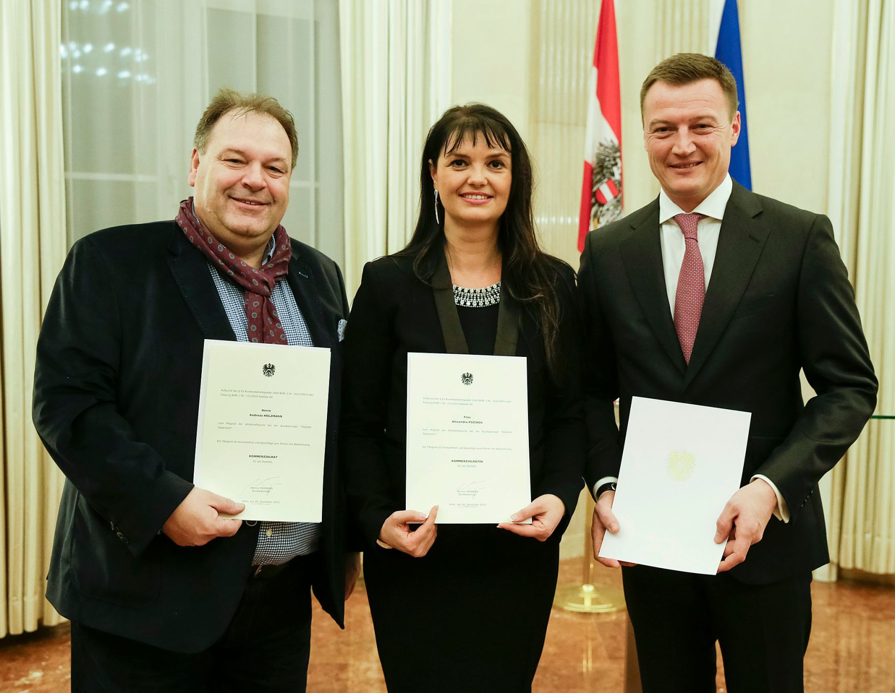 Am 18. Dezember 2015 bestellte der Bundeskanzler Vertreterinnen und Vertreter der Wirtschaft zu Mitgliedern der bei der Bundesanstalt &quot;Statistik &Ouml;sterreich&quot; eingerichteten Wirtschaftskurie. Damit haben sie das Recht, die Bezeichnung &quot;Kommerzialrat f&uuml;r die Statistik&quot; zu f&uuml;hren. Im Bild Andreas Holzmann (l.) mit Alexandra Psichos (m.) und Markus Friesacher (r.).