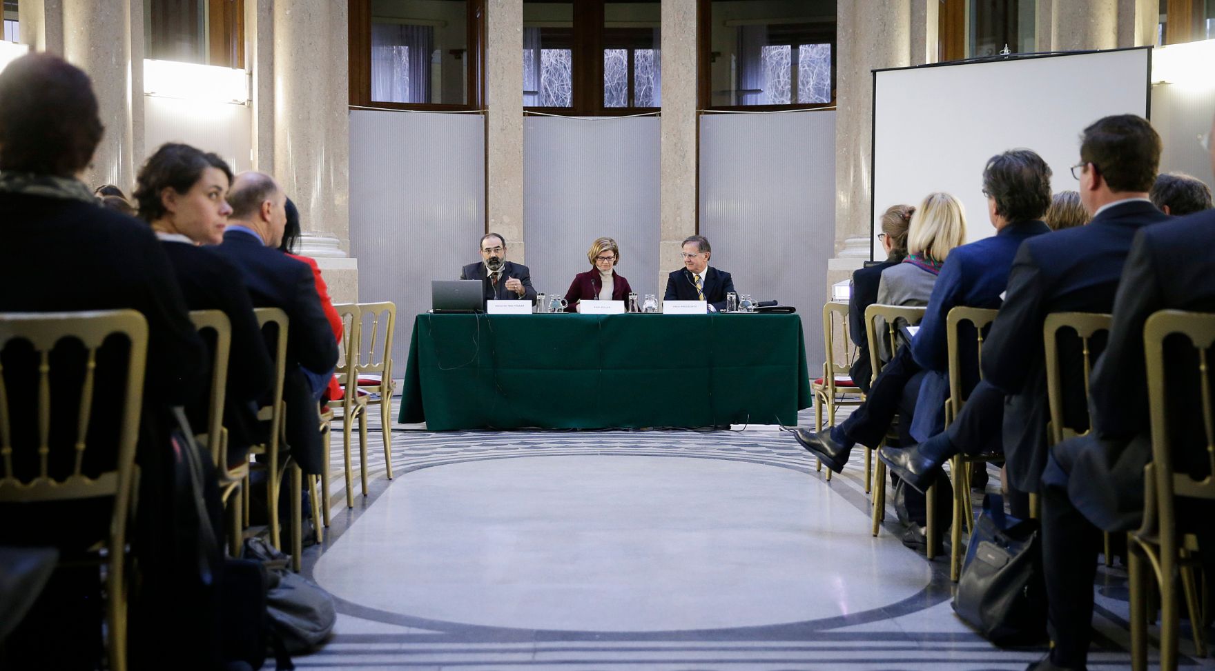 Am 7. M&auml;rz 2016 fand in Kooperation mit dem Dachverband der Verwaltungsrichter eine Vortrags- und Diskussionsveranstaltung mit Dr. Viktor Kreuschitz, Richter am Gericht des Gerichtshofes der Europ&auml;ischen Union, im Kassensaal des Amtsgeb&auml;udes Hohenstaufengasse 3, statt. Am Podium von rechts nach links: Dr. Viktor Kreuschitz, Dr. Edith Zeller, Pr&auml;sidentin der Europ&auml;ischen Verwaltungsrichter-Vereinigung und Richterin des LVwG Wien, Priv.-Doz. Alexander Balthasar, Leiter des Instituts f&uuml;r Staatsorganisation und Verwaltungsreform.