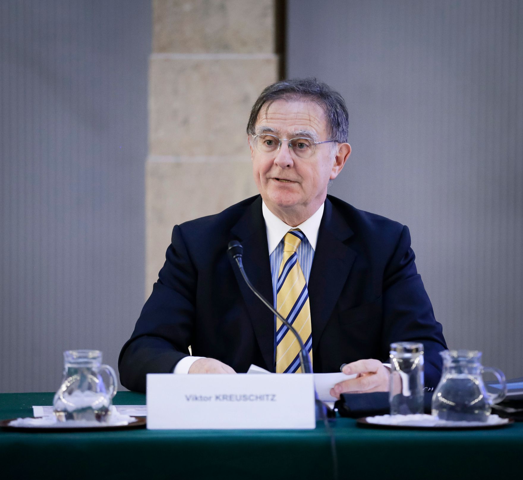 Am 7. M&auml;rz 2016 fand in Kooperation mit dem Dachverband der Verwaltungsrichter eine Vortrags- und Diskussionsveranstaltung mit Dr. Viktor Kreuschitz, Richter am Gericht des Gerichtshofes der Europ&auml;ischen Union, im Kassensaal des Amtsgeb&auml;udes Hohenstaufengasse 3, statt. Im Bild Dr. Viktor Kreuschitz bei seinem Vortrag.