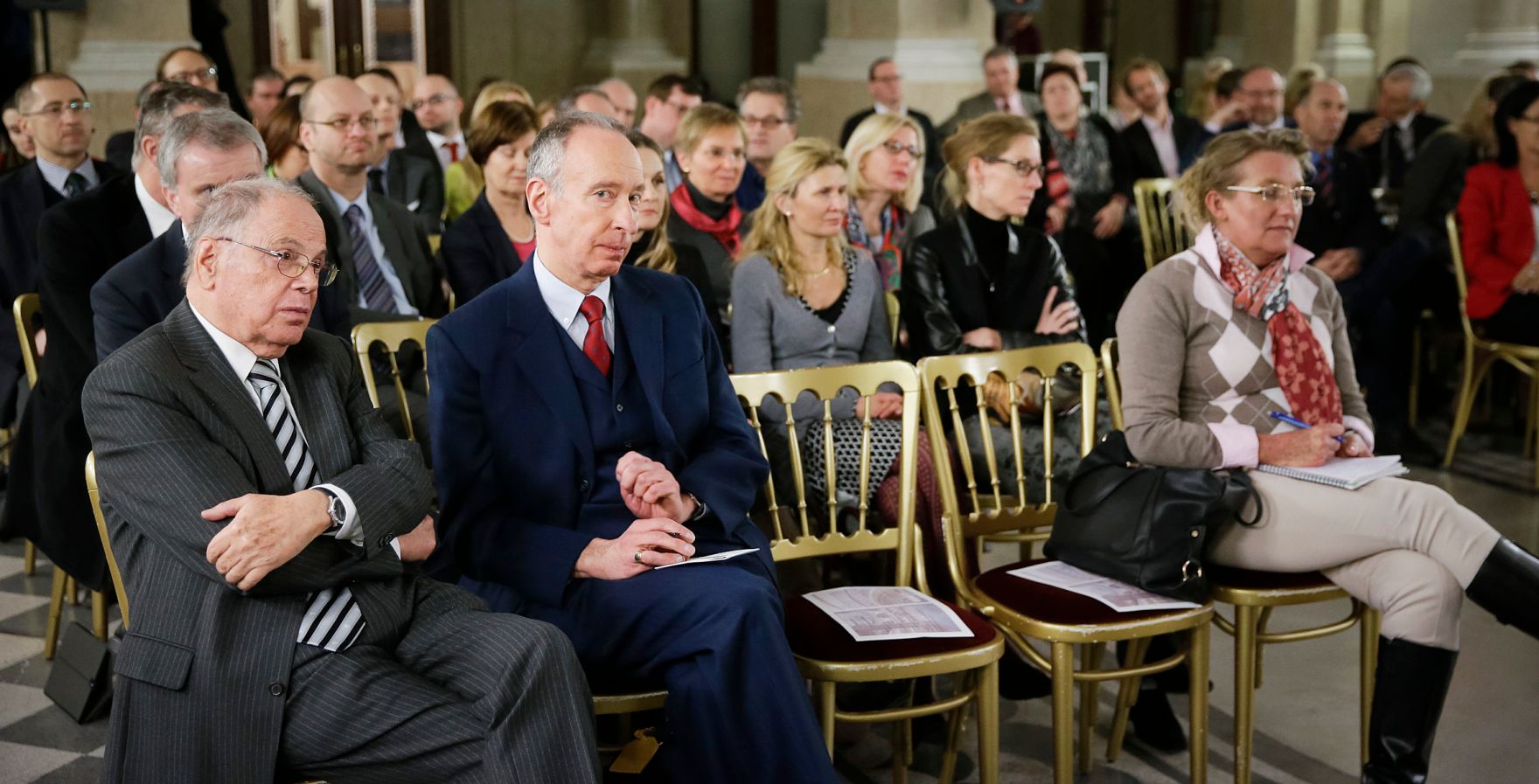 Am 7. M&auml;rz 2016 fand in Kooperation mit dem Dachverband der Verwaltungsrichter eine Vortrags- und Diskussionsveranstaltung mit Dr. Viktor Kreuschitz, Richter am Gericht des Gerichtshofes der Europ&auml;ischen Union, im Kassensaal des Amtsgeb&auml;udes Hohenstaufengasse 3, statt. Blick ins Publikum, vorne links Prof. Theo &Ouml;hlinger und Prof. Josef Azizi, Vorg&auml;nger von Dr. Kreuschitz am Gericht.