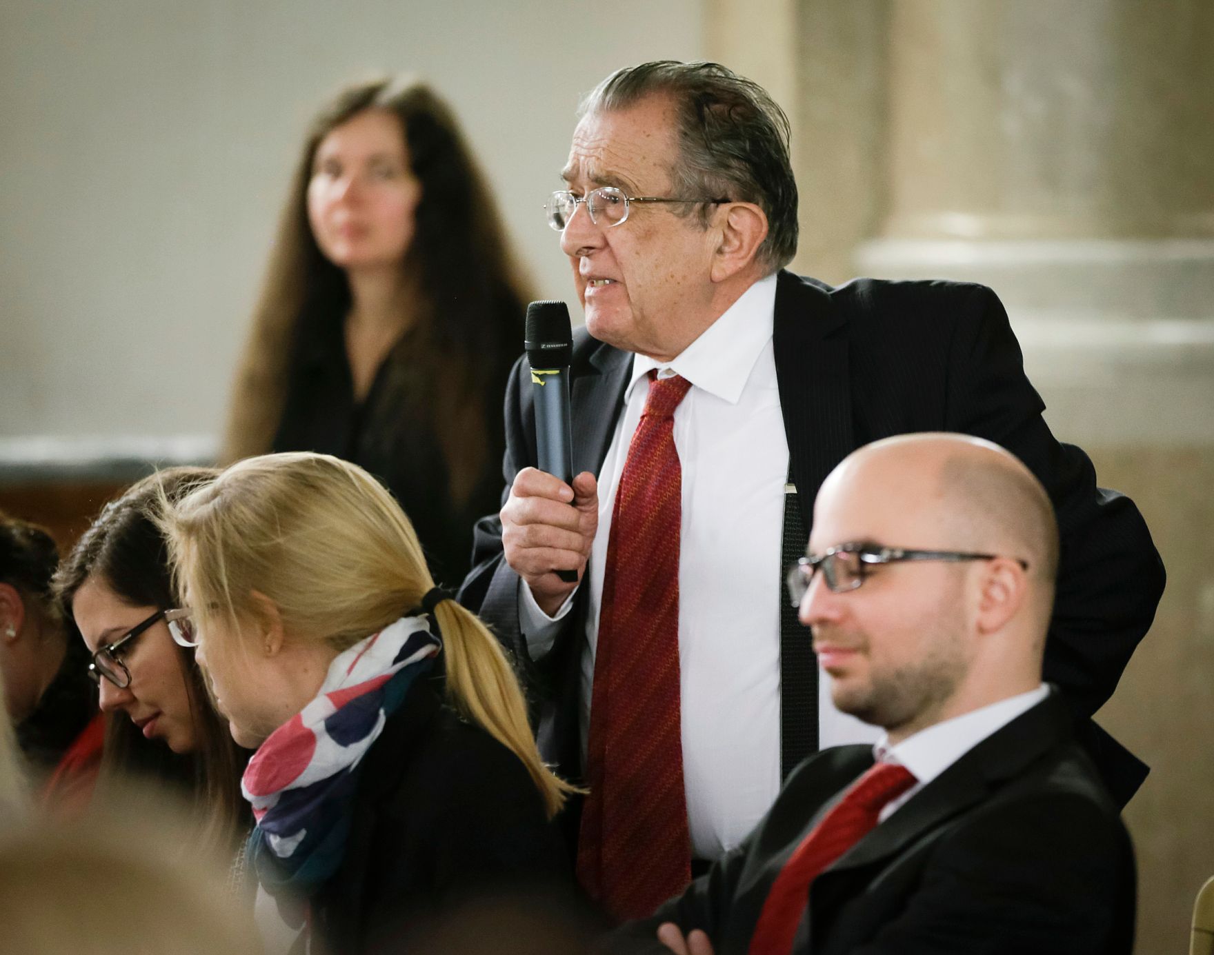 Am 7. M&auml;rz 2016 fand in Kooperation mit dem Dachverband der Verwaltungsrichter eine Vortrags- und Diskussionsveranstaltung mit Dr. Viktor Kreuschitz, Richter am Gericht des Gerichtshofes der Europ&auml;ischen Union, im Kassensaal des Amtsgeb&auml;udes Hohenstaufengasse 3, statt. Im Bild Prof. Peter Doralt bei einer Wortmeldung.