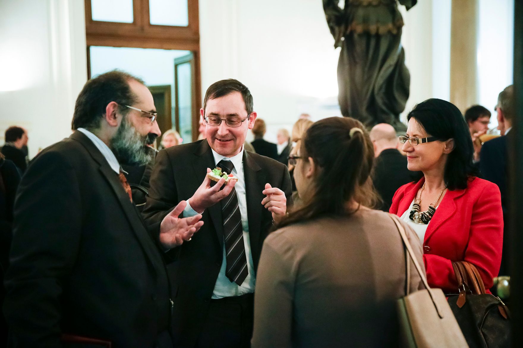 Am 7. M&auml;rz 2016 fand in Kooperation mit dem Dachverband der Verwaltungsrichter eine Vortrags- und Diskussionsveranstaltung mit Dr. Viktor Kreuschitz, Richter am Gericht des Gerichtshofes der Europ&auml;ischen Union, im Kassensaal des Amtsgeb&auml;udes Hohenstaufengasse 3, statt. Im Bild Prof. Verica Trstenjak, im Gespr&auml;ch u.a. mit Priv.-Doz. Alexander Balthasar.