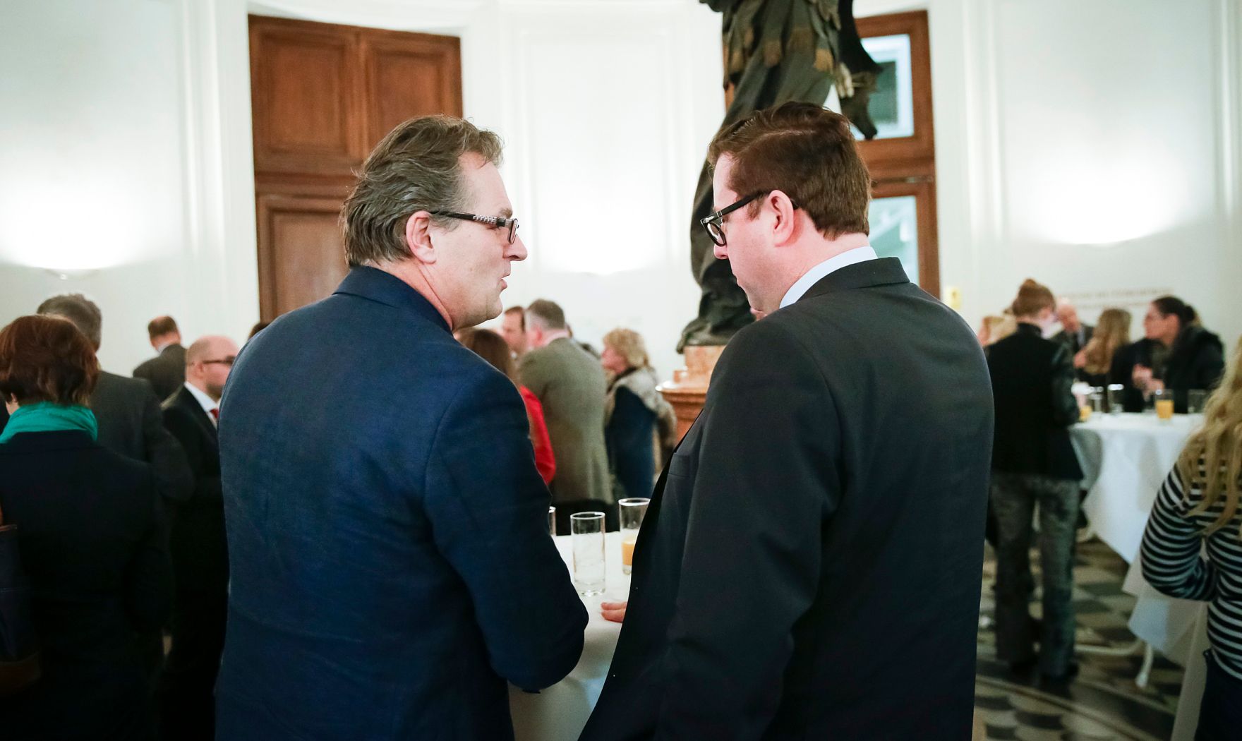 Am 7. M&auml;rz 2016 fand in Kooperation mit dem Dachverband der Verwaltungsrichter eine Vortrags- und Diskussionsveranstaltung mit Dr. Viktor Kreuschitz, Richter am Gericht des Gerichtshofes der Europ&auml;ischen Union, im Kassensaal des Amtsgeb&auml;udes Hohenstaufengasse 3, statt. Blick: Ausklang am Buffet.