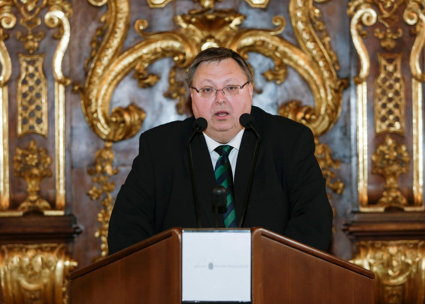 Am 8. M&auml;rz 2016 &uuml;berreichte Ministerialrat Reinhold Hohengartner (im Bild) die Urkunden, mit denen Hans-Gerd Ramacher und Kurt Franz Schmid der Berufstitel Professor verliehen wurde.