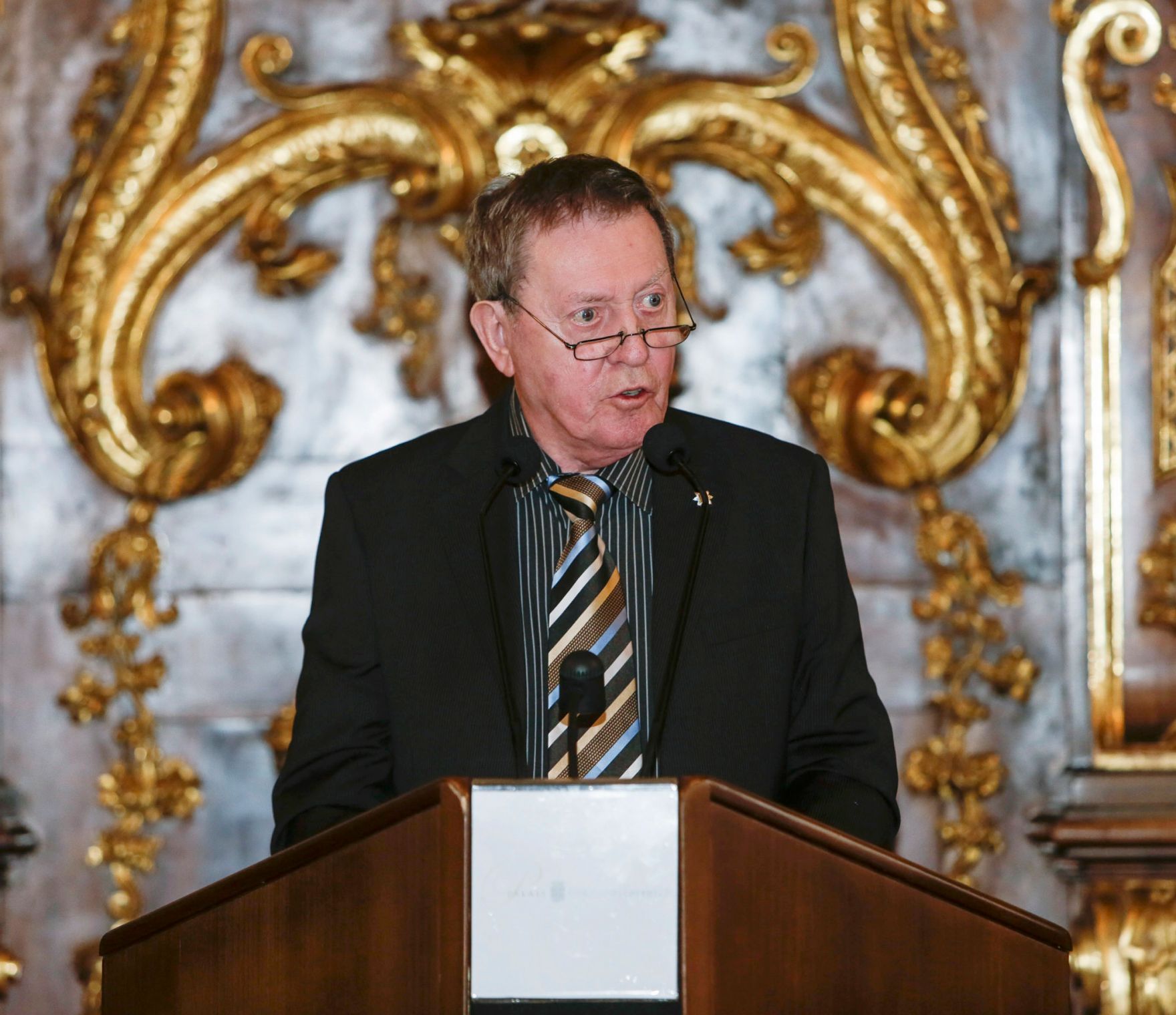 Am 8. M&auml;rz 2016 &uuml;berreichte Ministerialrat Reinhold Hohengartner die Urkunden, mit denen Hans-Gerd Ramacher und Kurt Franz Schmid der Berufstitel Professor verliehen wurde. Im Bild der Laudator Kommerzialrat Rudolf Kallat.