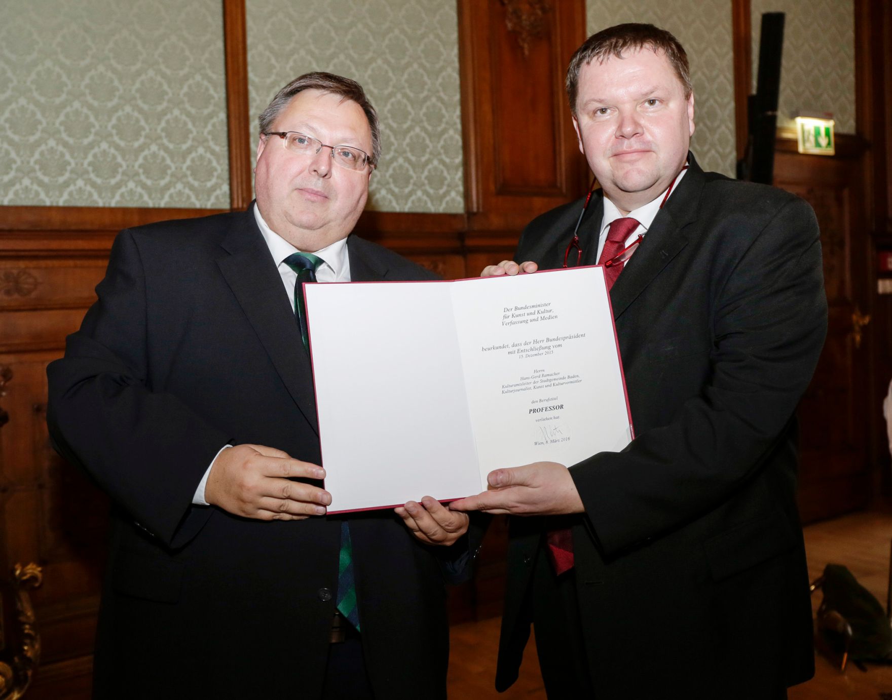 Am 8. M&auml;rz 2016 &uuml;berreichte Ministerialrat Reinhold Hohengartner (l.) die Urkunden, mit denen Hans-Gerd Ramacher (r.) und Kurt Franz Schmid der Berufstitel Professor verliehen wurde.