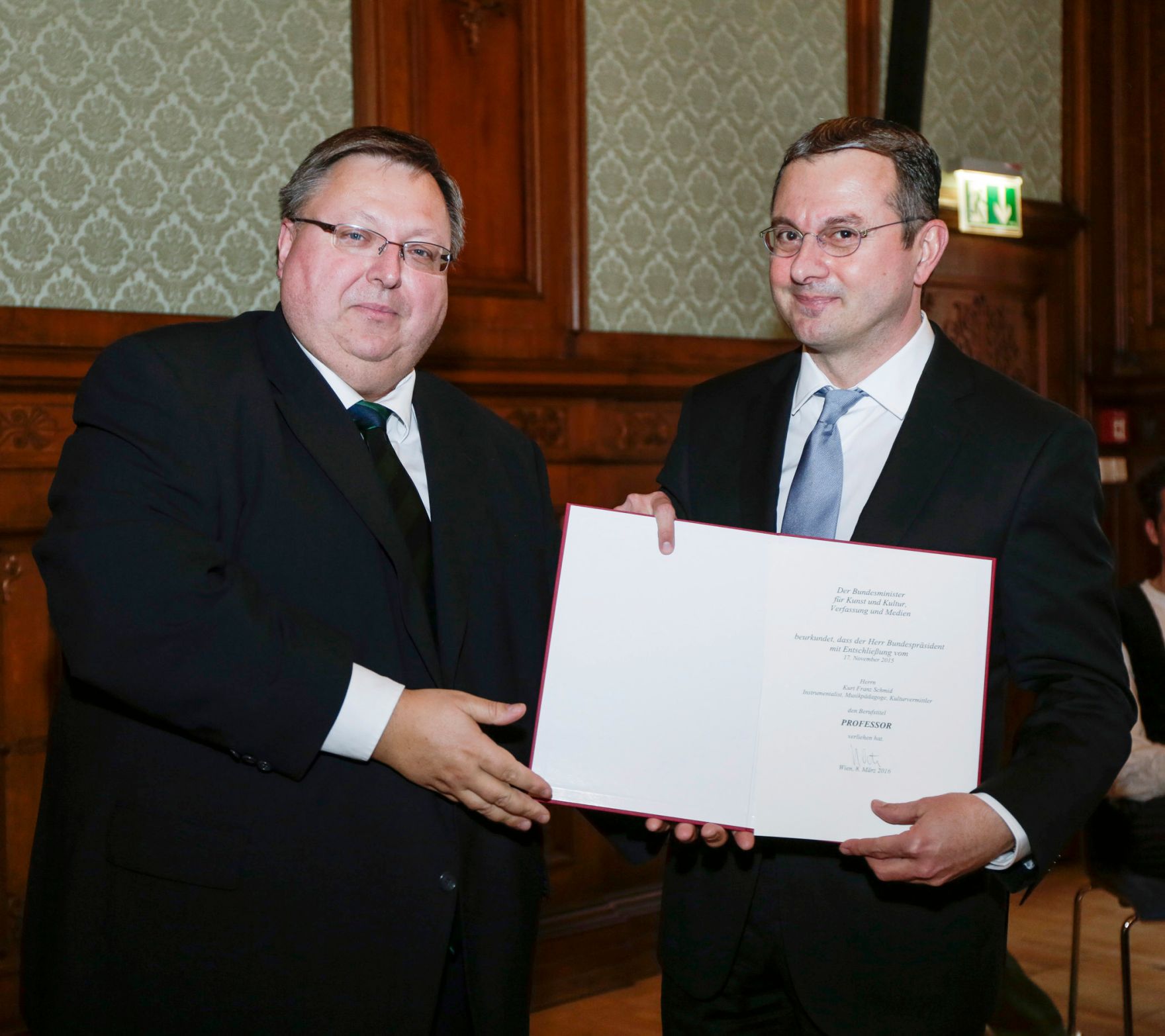 Am 8. M&auml;rz 2016 &uuml;berreichte Ministerialrat Reinhold Hohengartner (l.) die Urkunden, mit denen Hans-Gerd Ramacher und Kurt Franz Schmid (r.) der Berufstitel Professor verliehen wurde.