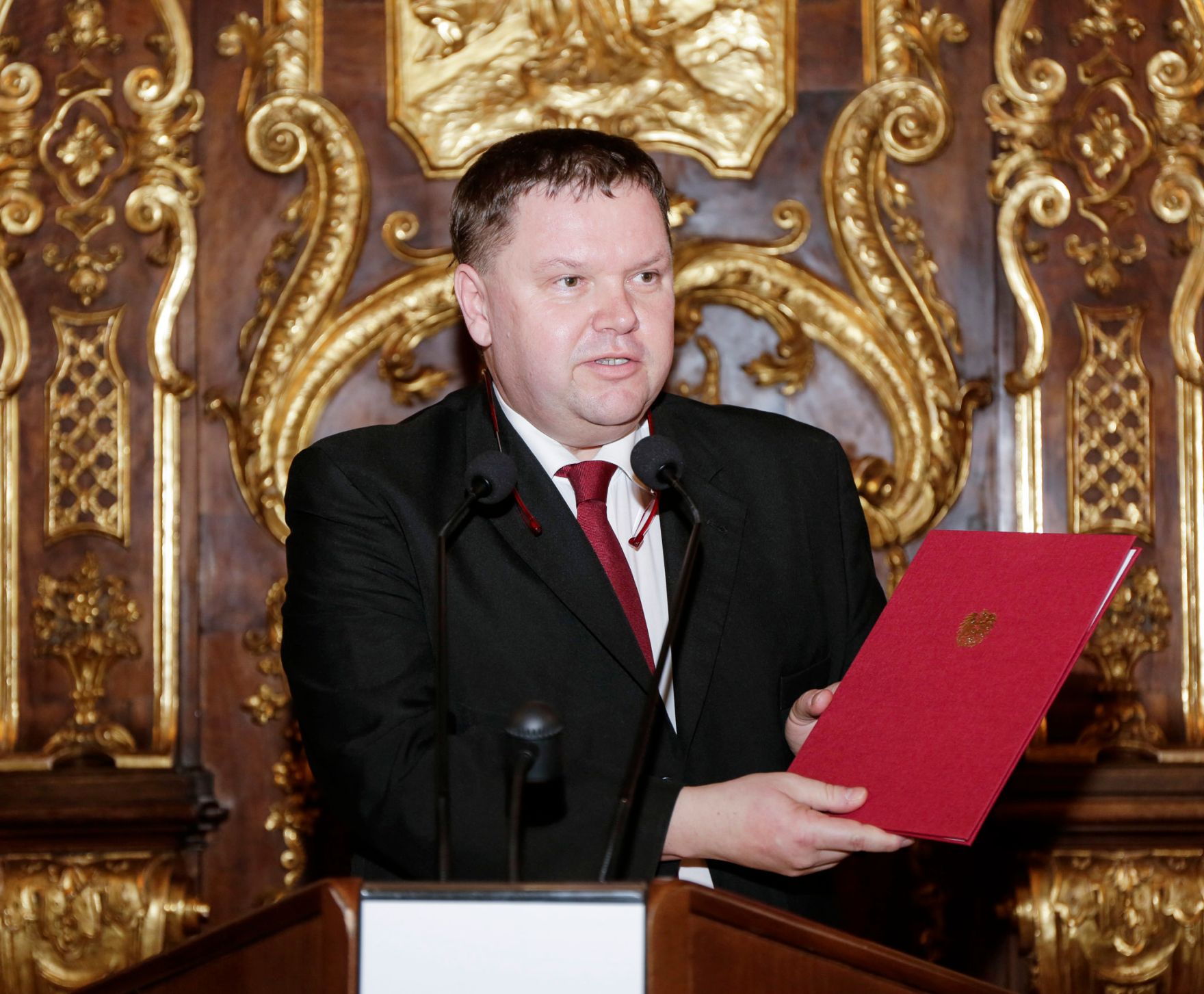 Am 8. M&auml;rz 2016 &uuml;berreichte Ministerialrat Reinhold Hohengartner die Urkunden, mit denen Hans-Gerd Ramacher (im Bild) und Kurt Franz Schmid der Berufstitel Professor verliehen wurde.