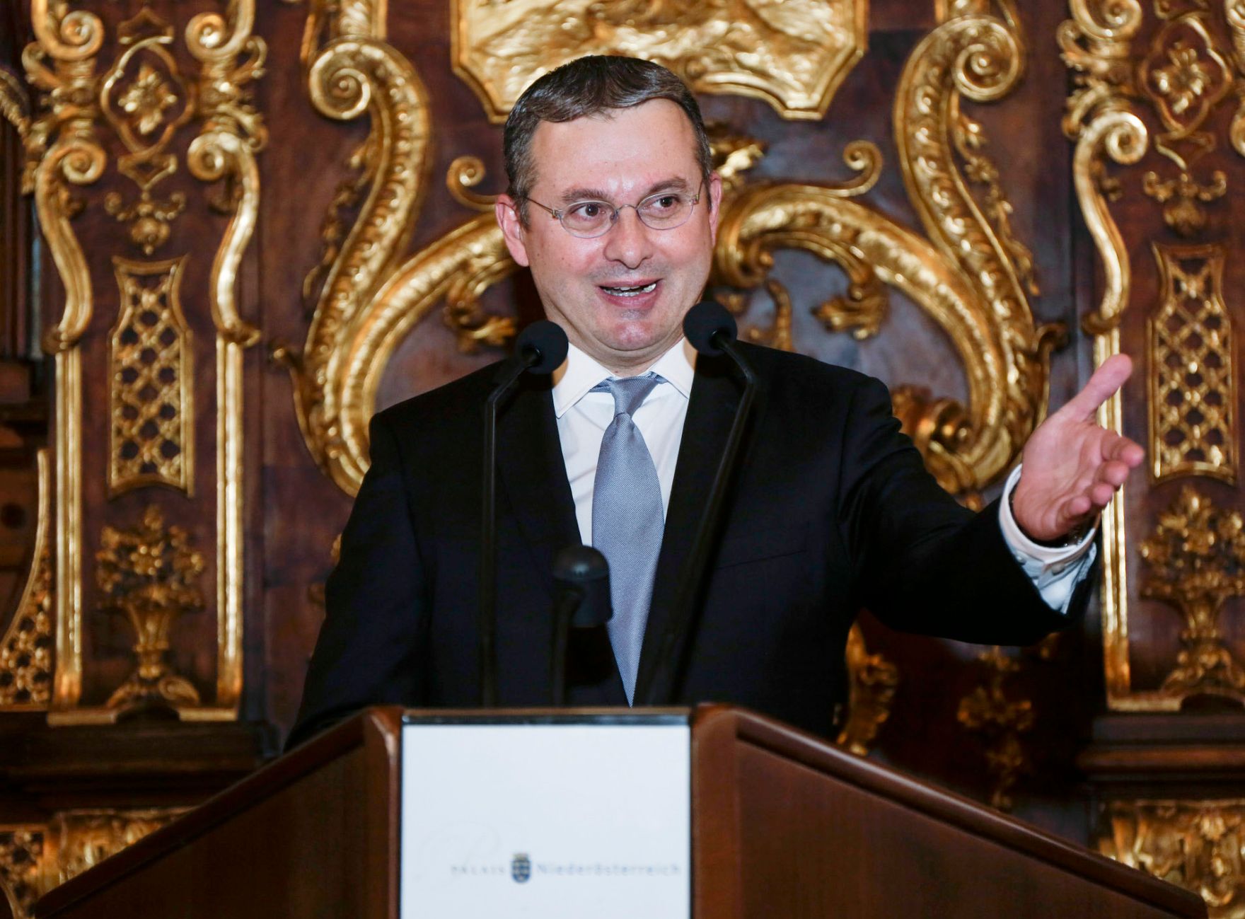 Am 8. M&auml;rz 2016 &uuml;berreichte Ministerialrat Reinhold Hohengartner die Urkunden, mit denen Hans-Gerd Ramacher und Kurt Franz Schmid (im Bild) der Berufstitel Professor verliehen wurde.