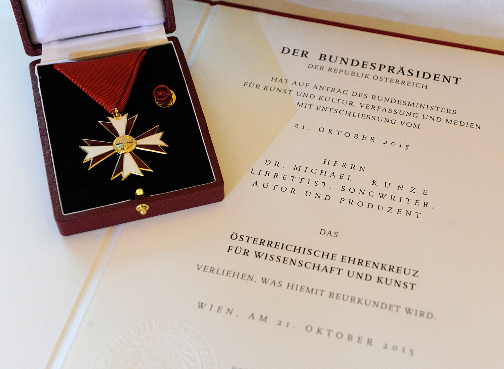 Am 11. M&auml;rz 2016 &uuml;berreichte Sektionschefin Andrea Ecker das &Ouml;sterreichische Ehrenkreuz f&uuml;r Wissenschaft und Kunst an Michael Kunze und Sylvester Levay.