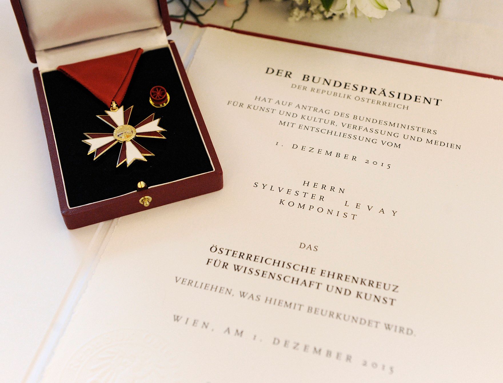 Am 11. M&auml;rz 2016 &uuml;berreichte Sektionschefin Andrea Ecker das &Ouml;sterreichische Ehrenkreuz f&uuml;r Wissenschaft und Kunst an Michael Kunze und Sylvester Levay.