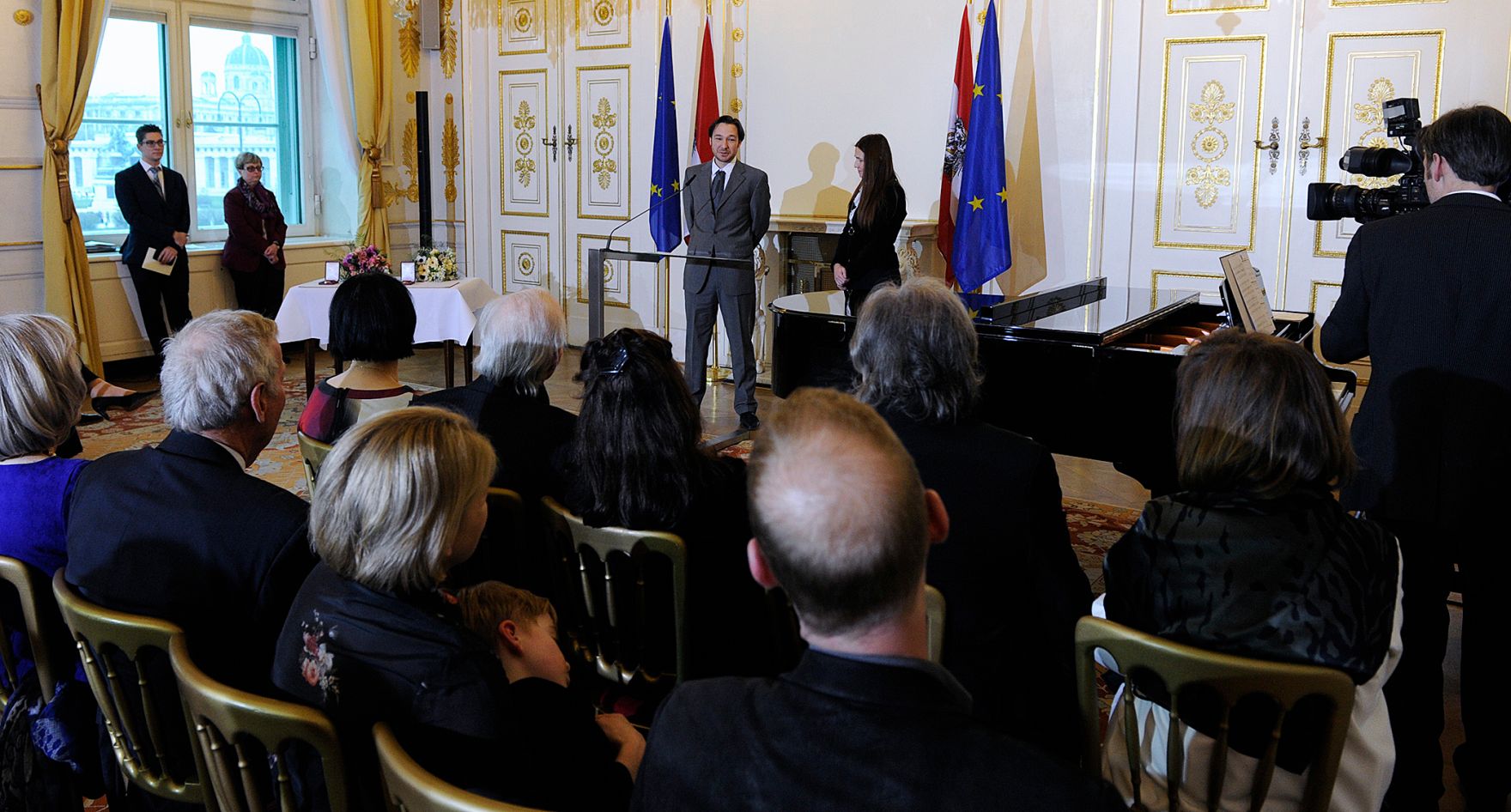Am 11. M&auml;rz 2016 &uuml;berreichte Sektionschefin Andrea Ecker das &Ouml;sterreichische Ehrenkreuz f&uuml;r Wissenschaft und Kunst an Michael Kunze und Sylvester Levay. Im Bild Alice und Sylvester Levay jr., Kinder des Geehrten Sylvester Levay.